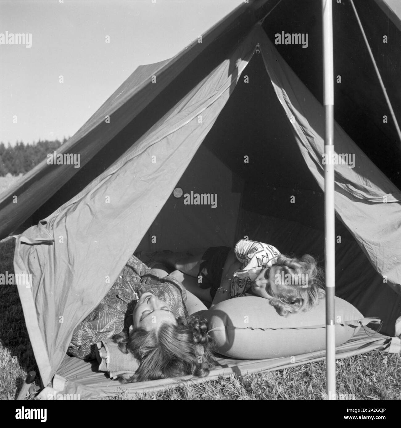 Zwei Frauen schlafen in ihrem Klepper Zelt, Deutschland 1930er Jahre. Two women sleeping at their tent, Germany 1930s. Stock Photo