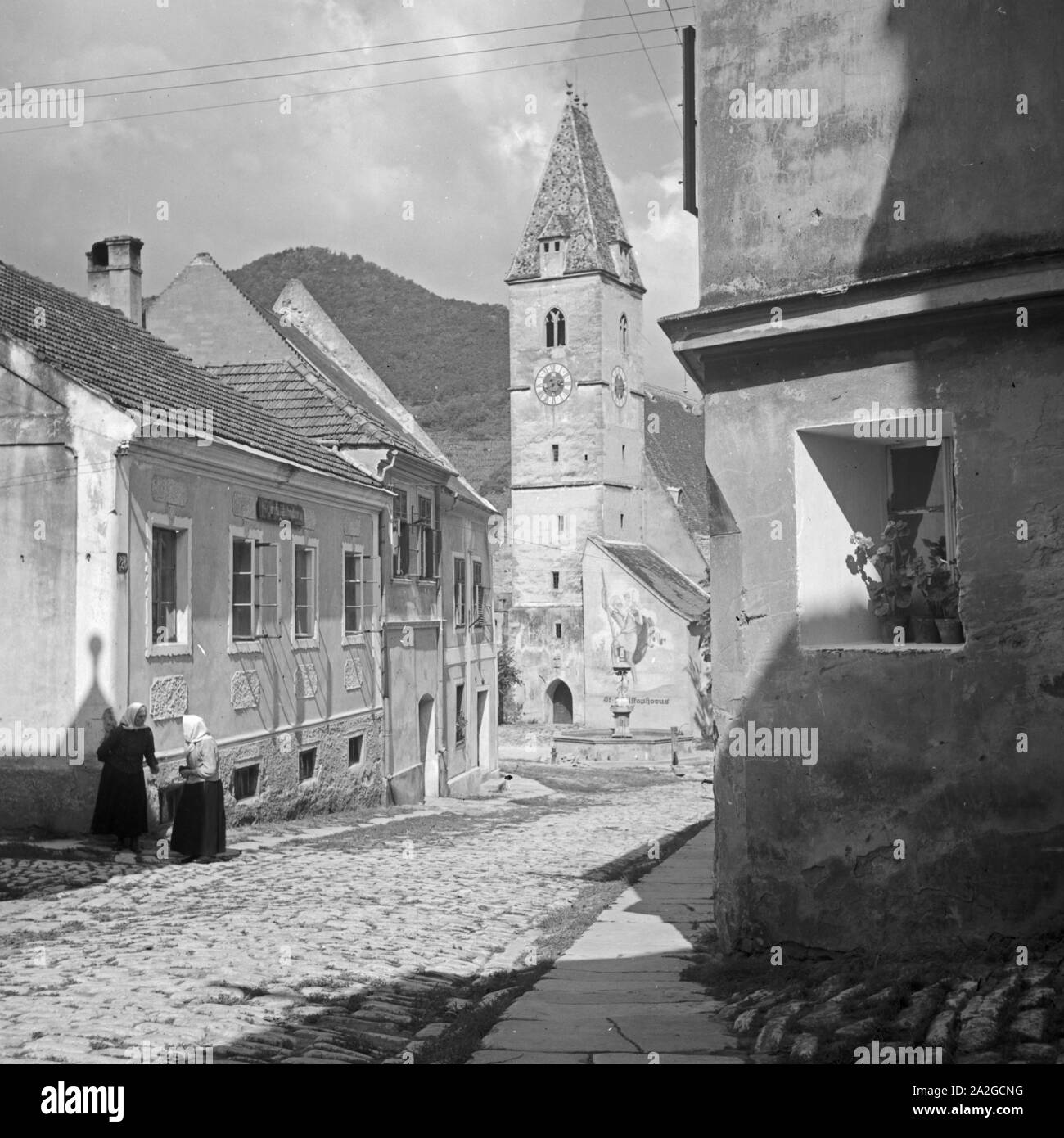 Die Pfarrkirche St. Mauritius in der Gemeinde Sptz in Niederösterreich, 1930er Jahre. St. Maurice's church at Spitz in Lower Austria, 1930s. Stock Photo