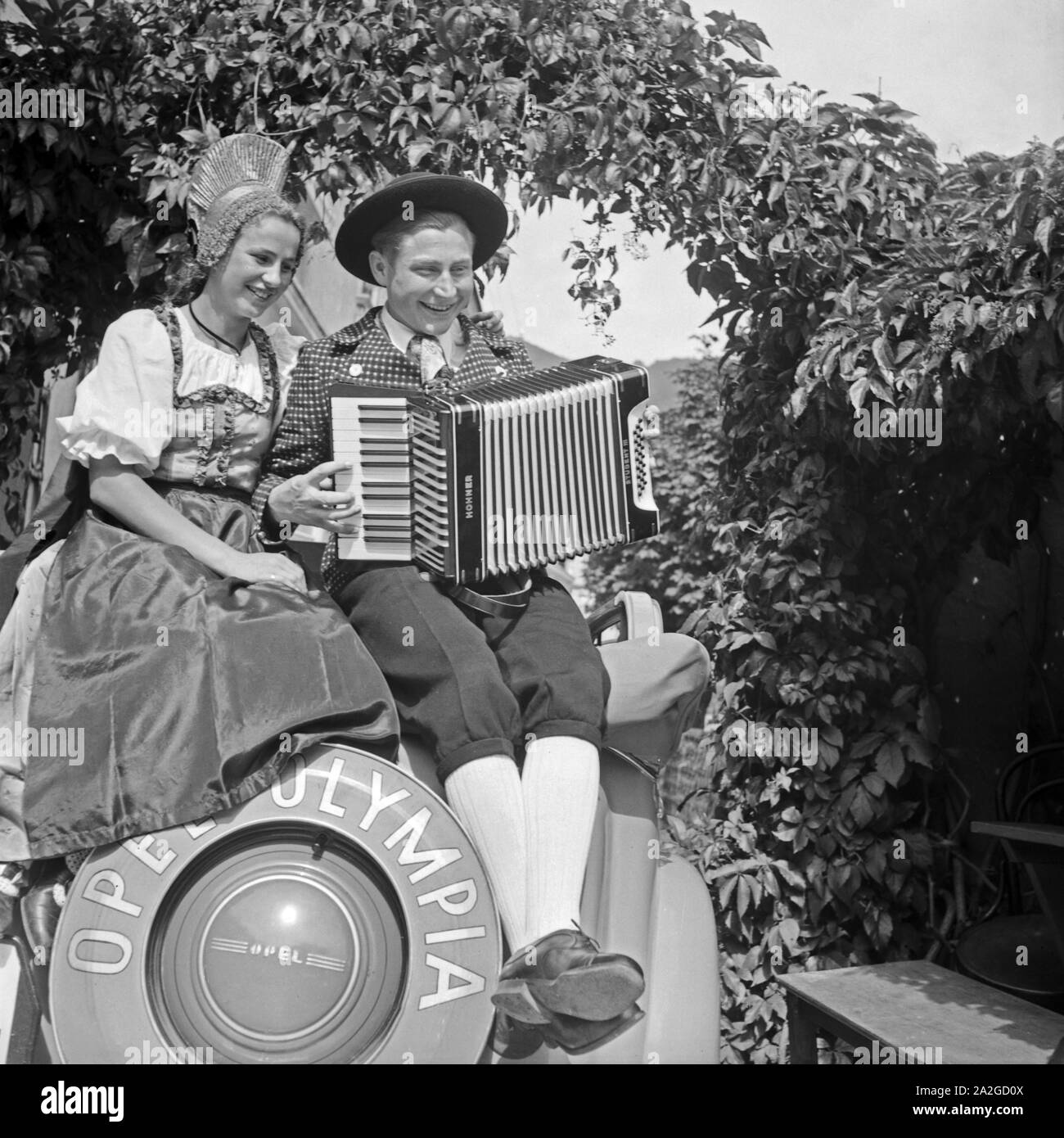 1930s couple in car hi-res stock photography and images - Alamy