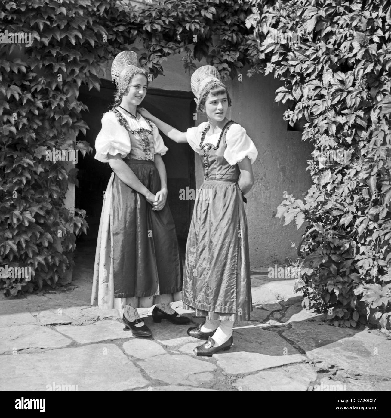 Zwei junge Damen in der Tracht der Wachau in Österreich, 1930er Jahre. Two young women wearing the array of the Wachau area in Austria, 1930s. Stock Photo