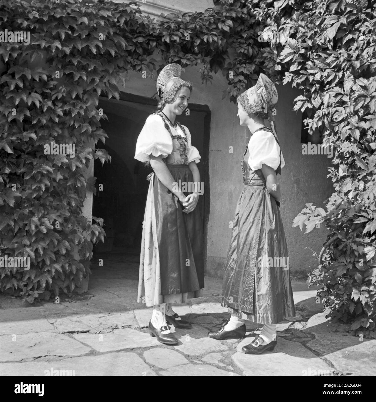 Zwei junge Damen in der Tracht der Wachau in Österreich, 1930er Jahre. Two  young women wearing the array of the Wachau area in Austria, 1930s Stock  Photo - Alamy