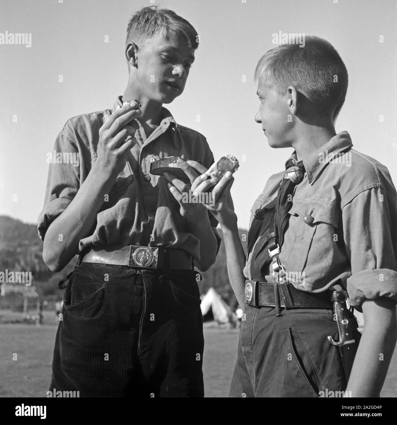 Zwei Hitlerjungen Essen Ihr Butterbrot Im Hitlerjugend Lager 