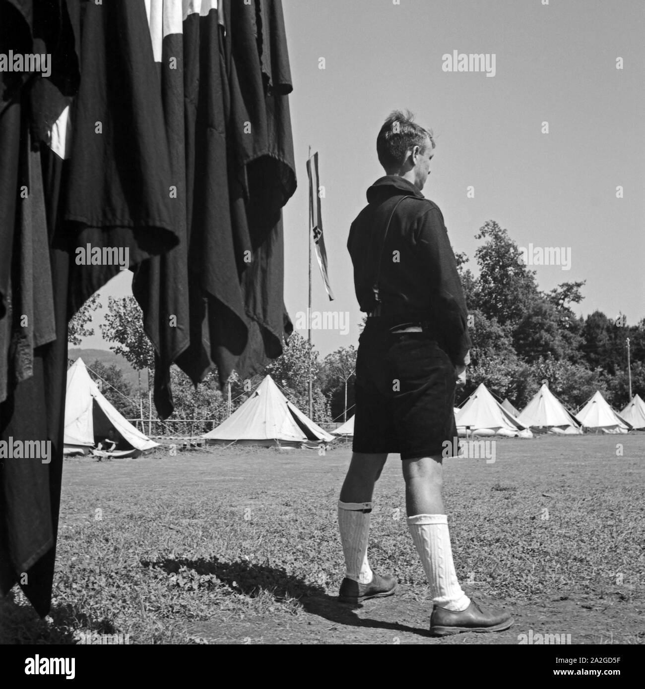 Der Kameradschaftsführer (?) steht zur Befehlsgebung 'Antreten' bereit im Hitlerjugend Lager, Österreich 1930er Jahre. The Hitler youth sergeant will give the order for musterin in a few moments at the camp, Austria 1930s. Stock Photo