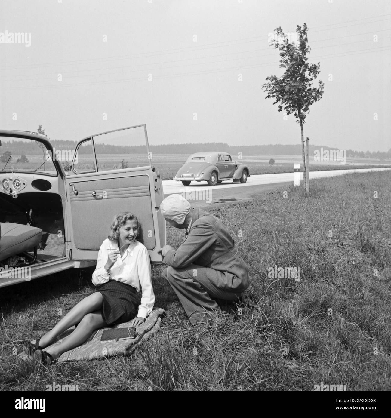 Rast am Straßenrand, Deutschland 1930er Jahre. Resting by the street, Germany 1930s. Stock Photo
