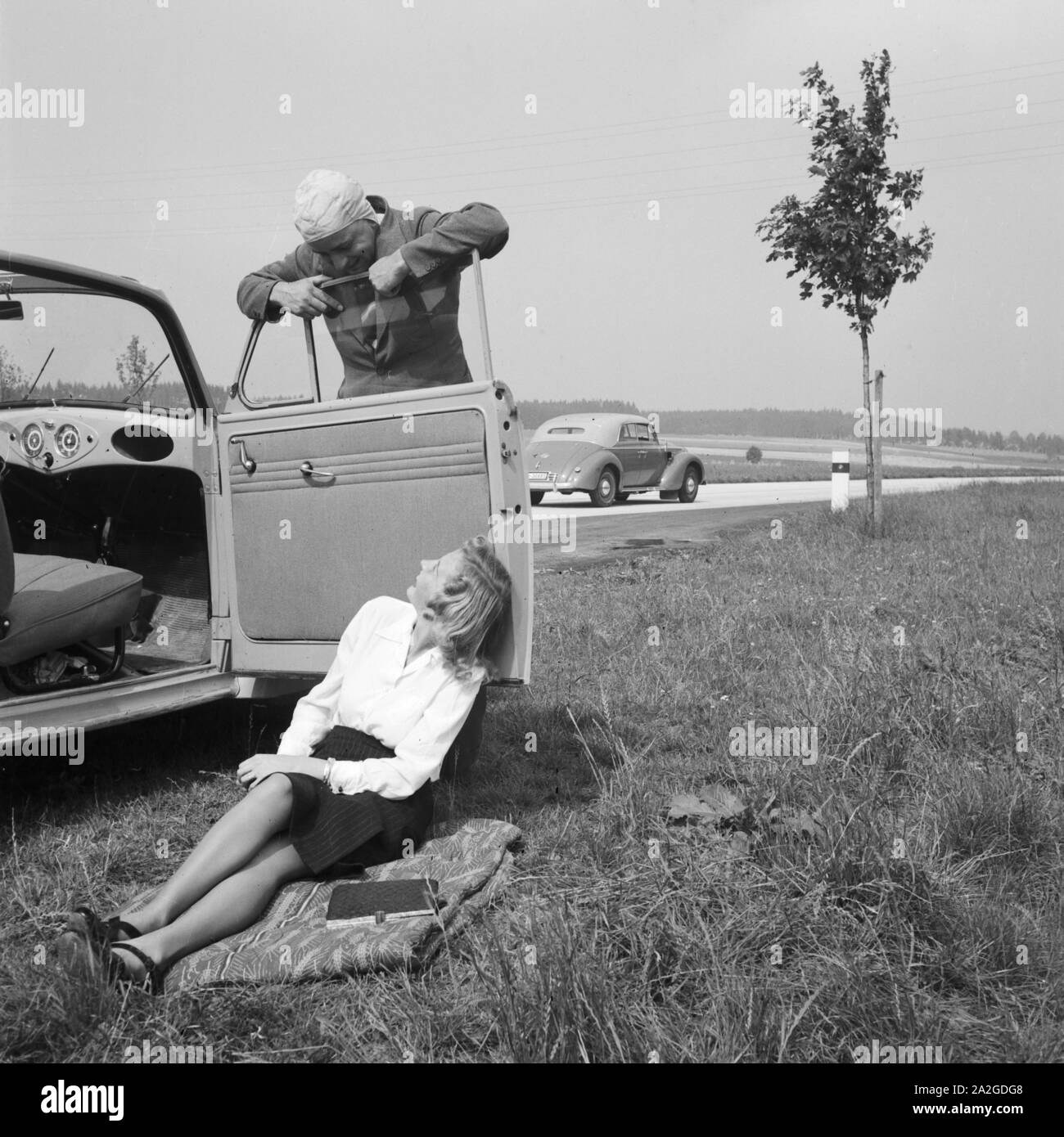Rast am Straßenrand, Deutschland 1930er Jahre. Resting by the street, Germany 1930s. Stock Photo