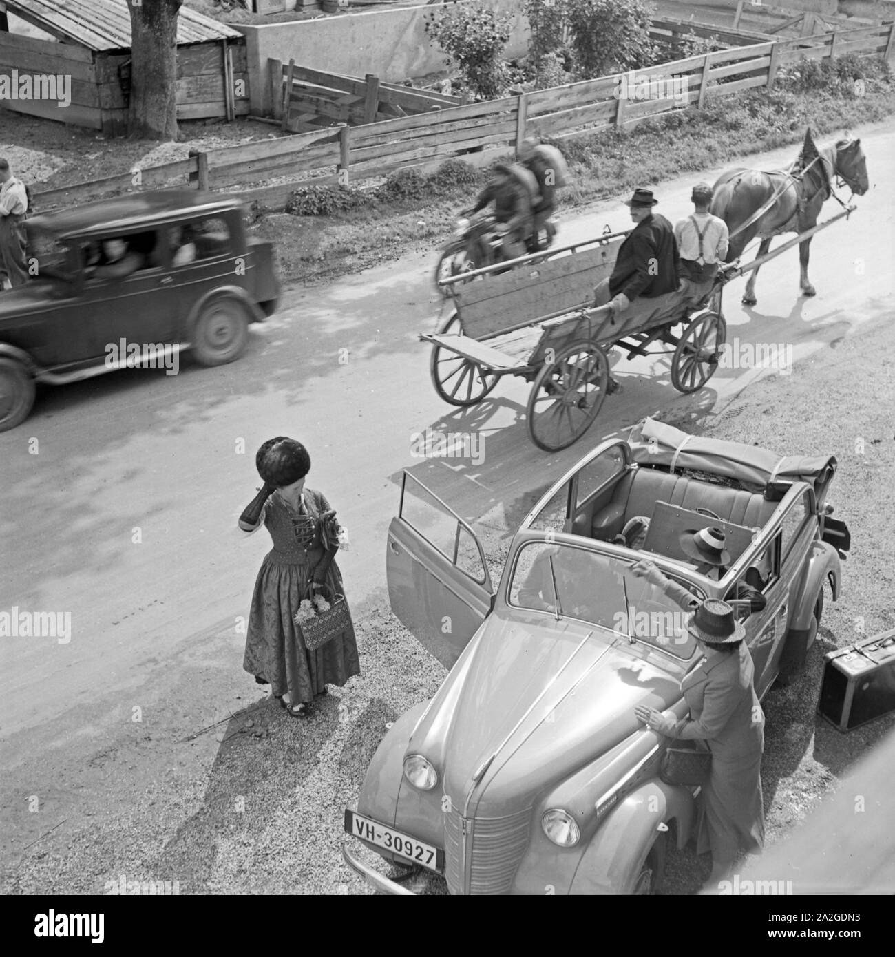 Auto auf einer Hebebühne, Deutschland 1930er Jahre. Car on a lifting ramp,  Germany 1930s Stock Photo - Alamy