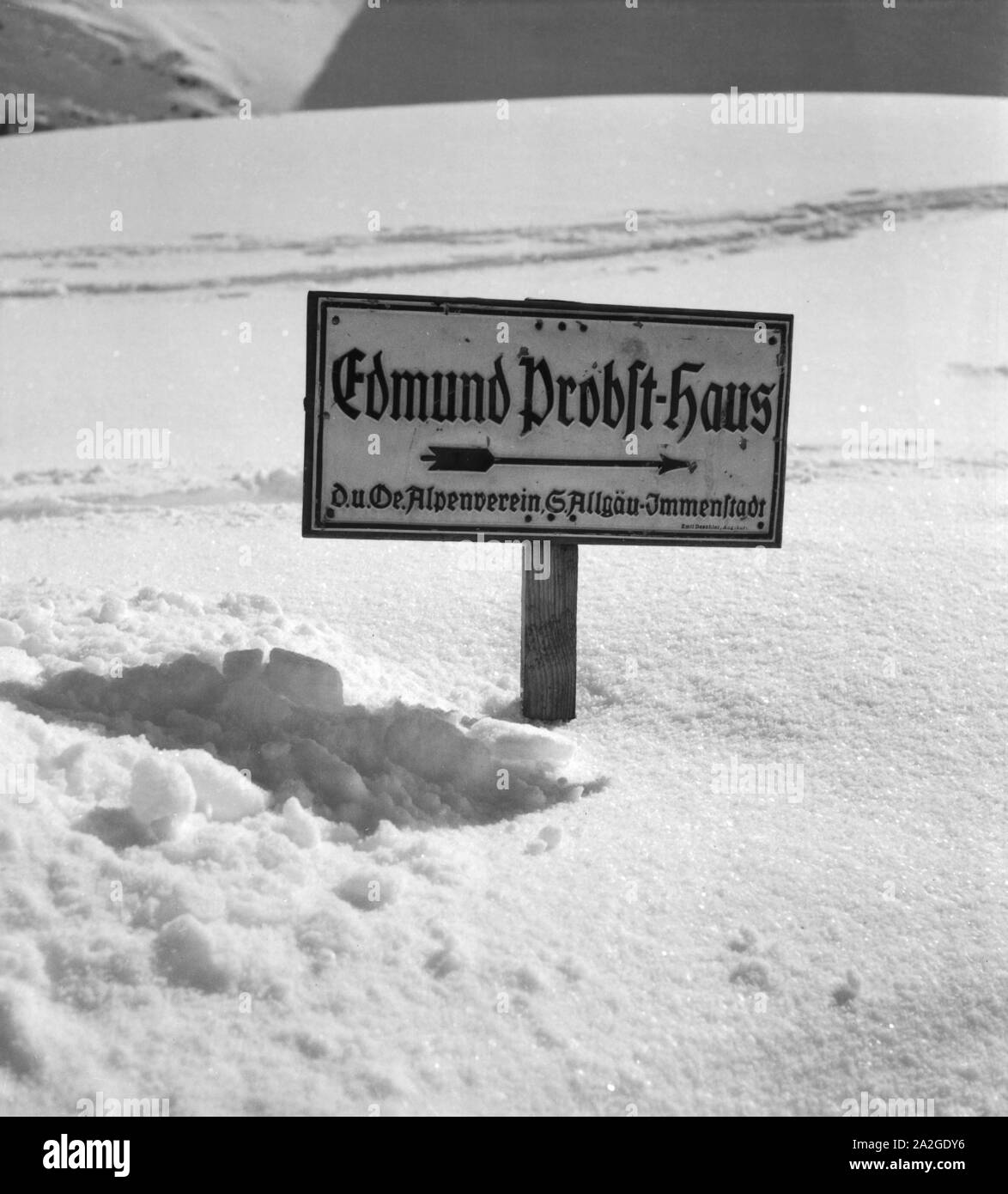 Piste marker sign hi-res stock photography and images - Alamy