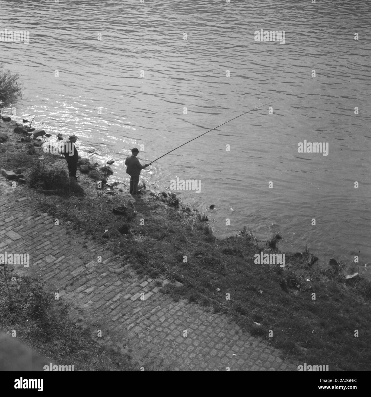 Angler am Strand des Neckar, Deutschland 1930er Jahre. Angler on the shore of river Neckar, Germany 1930s. Stock Photo