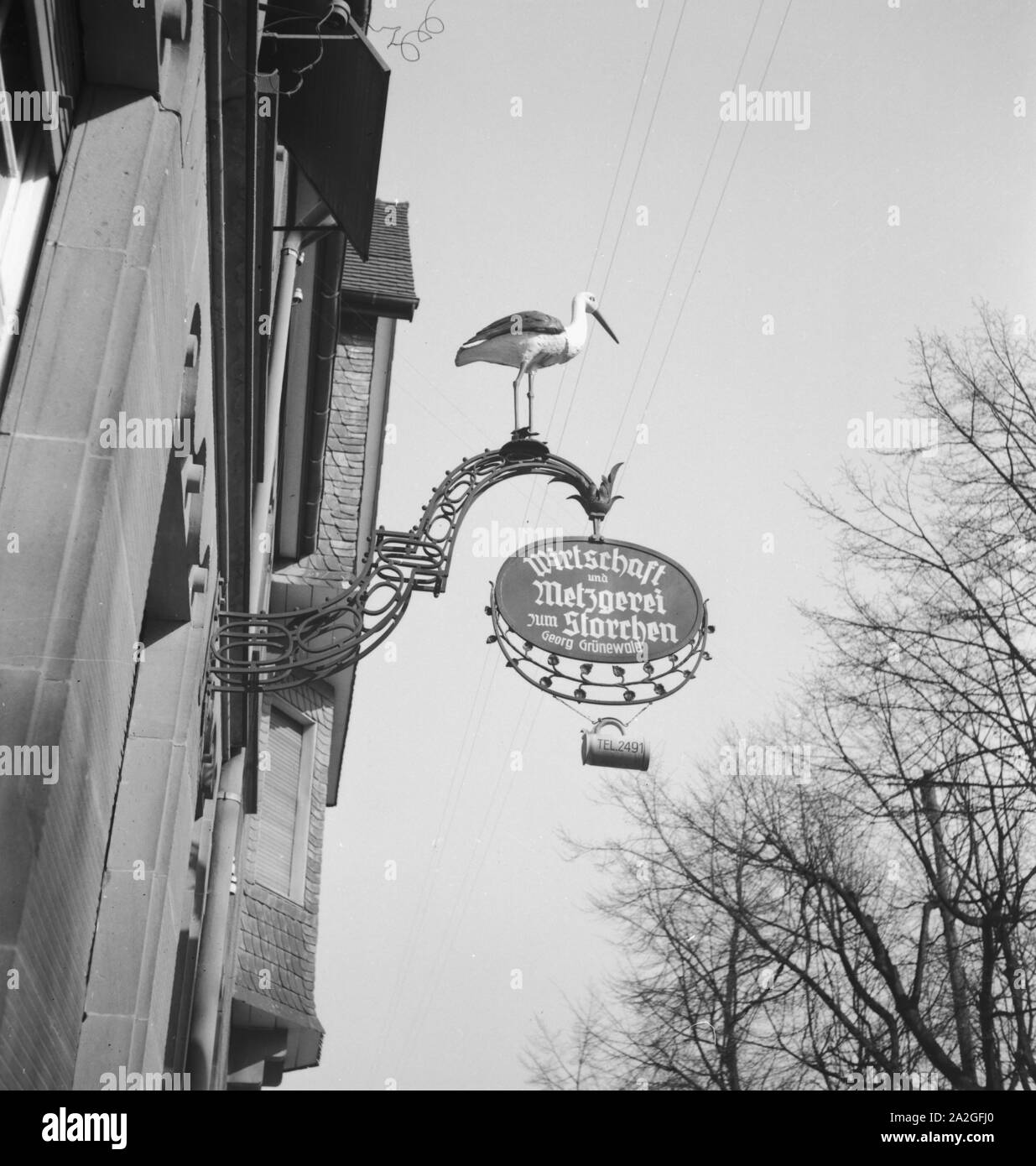 Metzgerei und Wirtschaft zum Storchen von Georg Grünwald in Frankfurt am Main, Deutschland 1930er Jahre. Georg Gruenwald's butcher shop and inn called 'Zum Storchen' at Frankfurt, Germany 1930s. Stock Photo