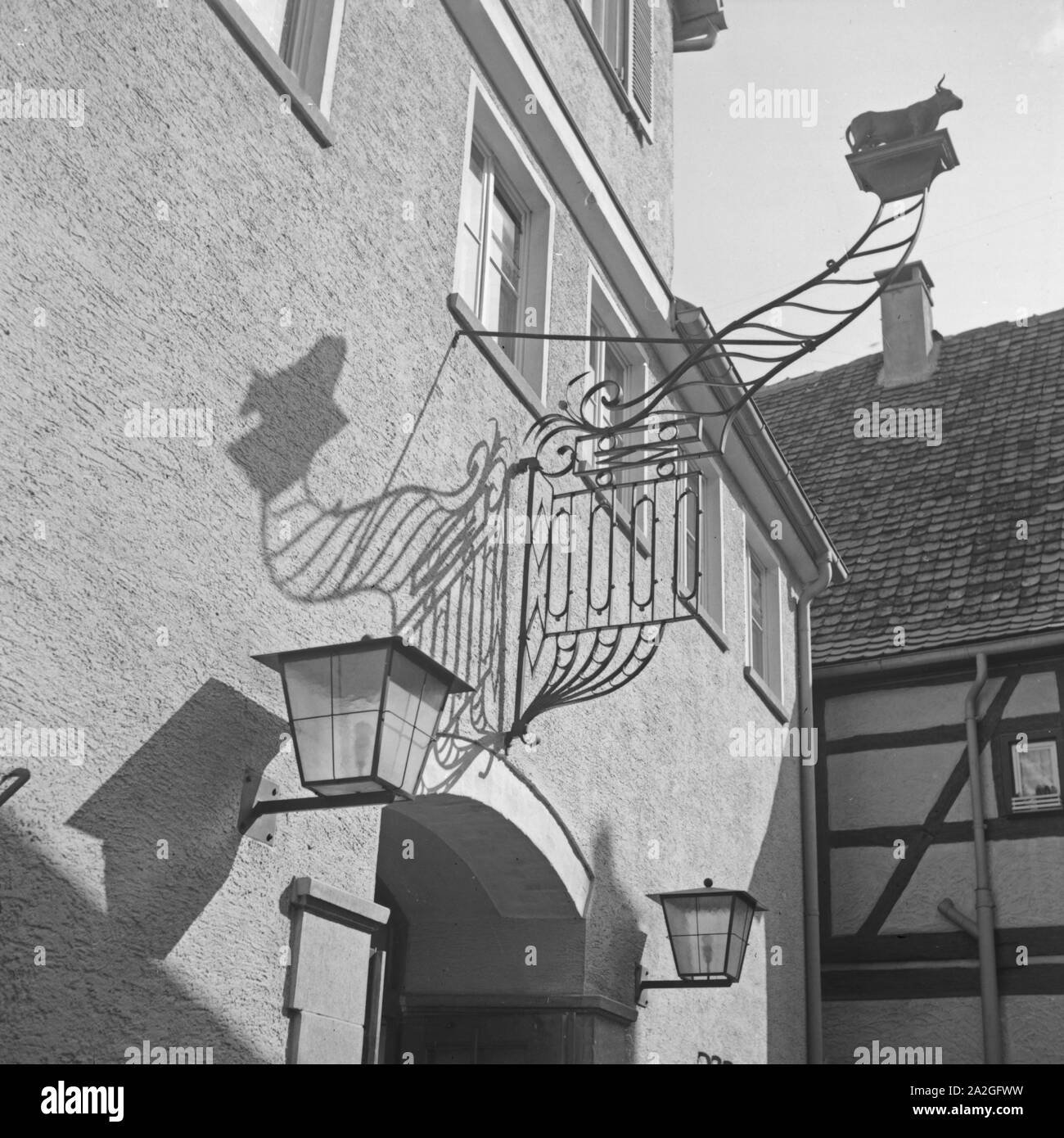 Wirtshausschild in Dinkelsbühl, Deutschland 1930er Jahre. Sign of an inn at Dinkelsbuehl, Germany 1930s. Stock Photo