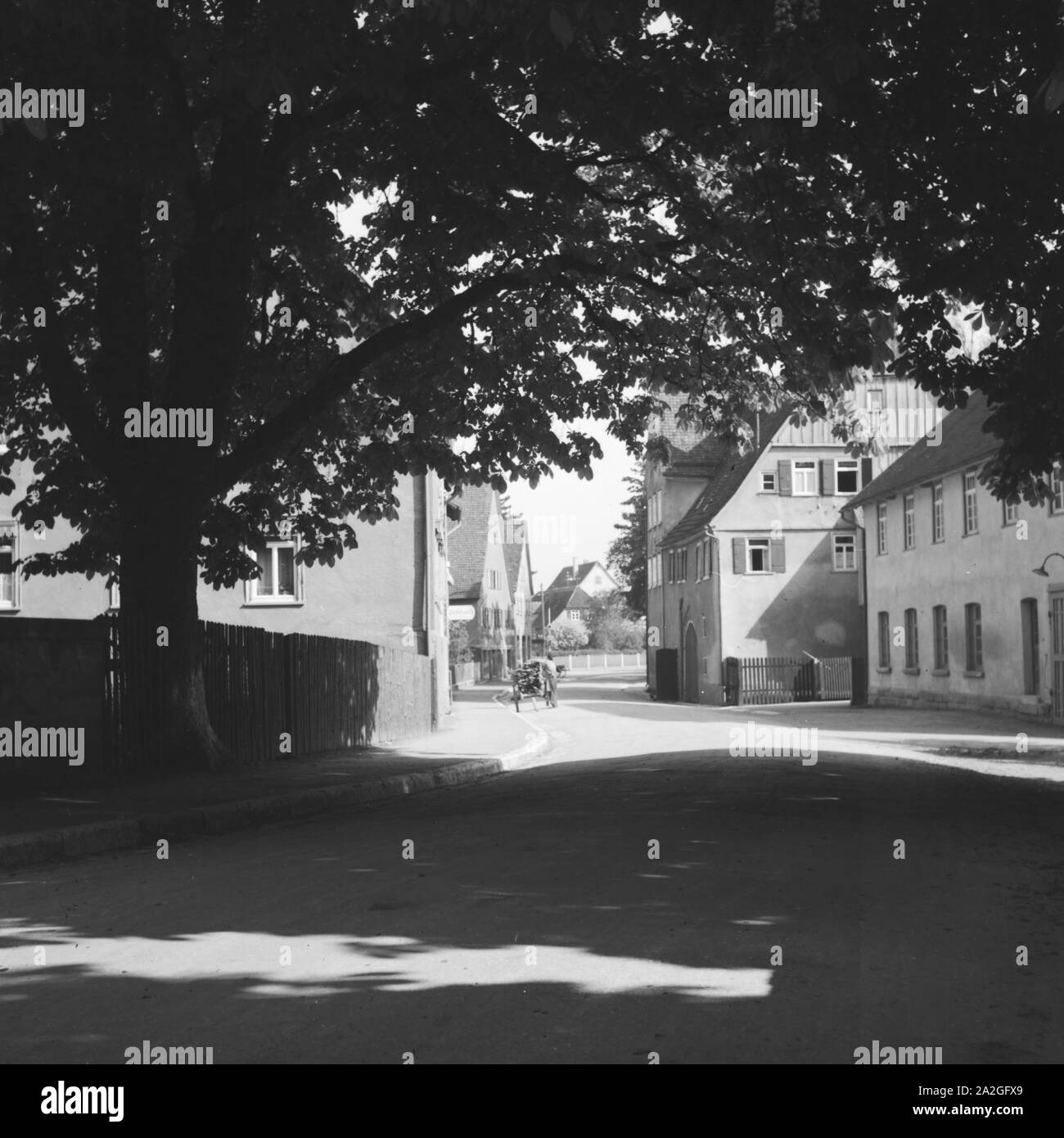Schattiges Plätzchen in Dinkelsbühl, Deutschland 1930er Jahre. Shady place at Dinkelsbuehl, Germany 1930s. Stock Photo