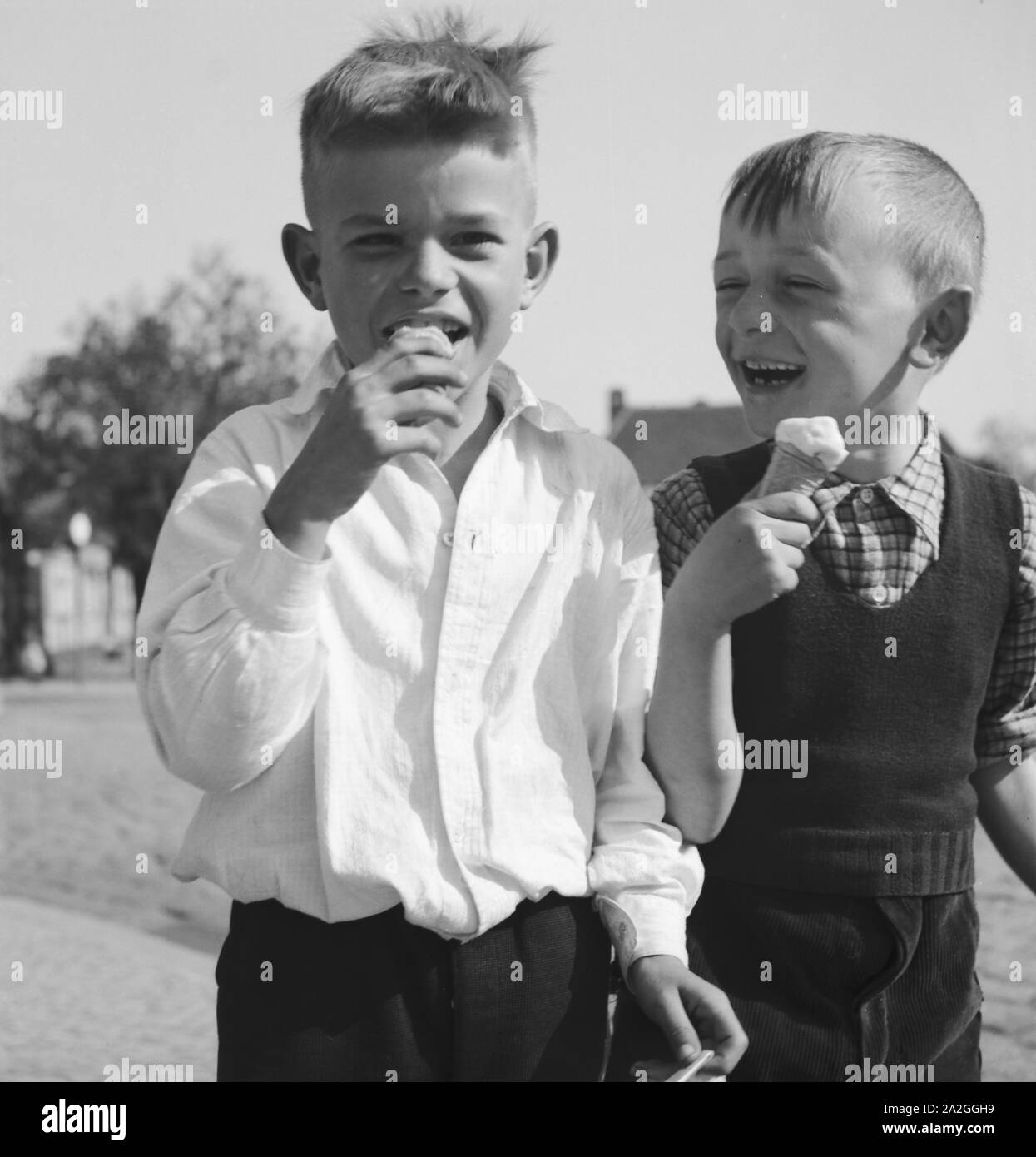 Kinder haben sich zur Sommerzeit ein Eis gekauft, Deutschland 1930er Jahre. Children enjoying an ice cream in the summertime, Germany 1930s. Stock Photo