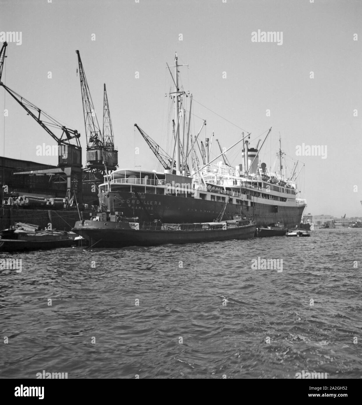 Im Hafen von Hamburg, Deutschland 1930er Jahre. At Hamburg harbor, Germany 1930s. Stock Photo