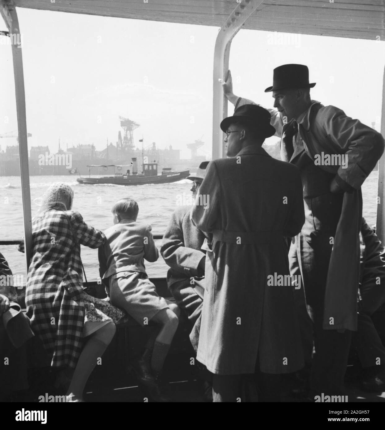 Hafenrundfahrt im Hafen von Hamburg, Deutschland 1930er Jahre. Harbor tour at Hamburg harbor, Germany 1930s. Stock Photo