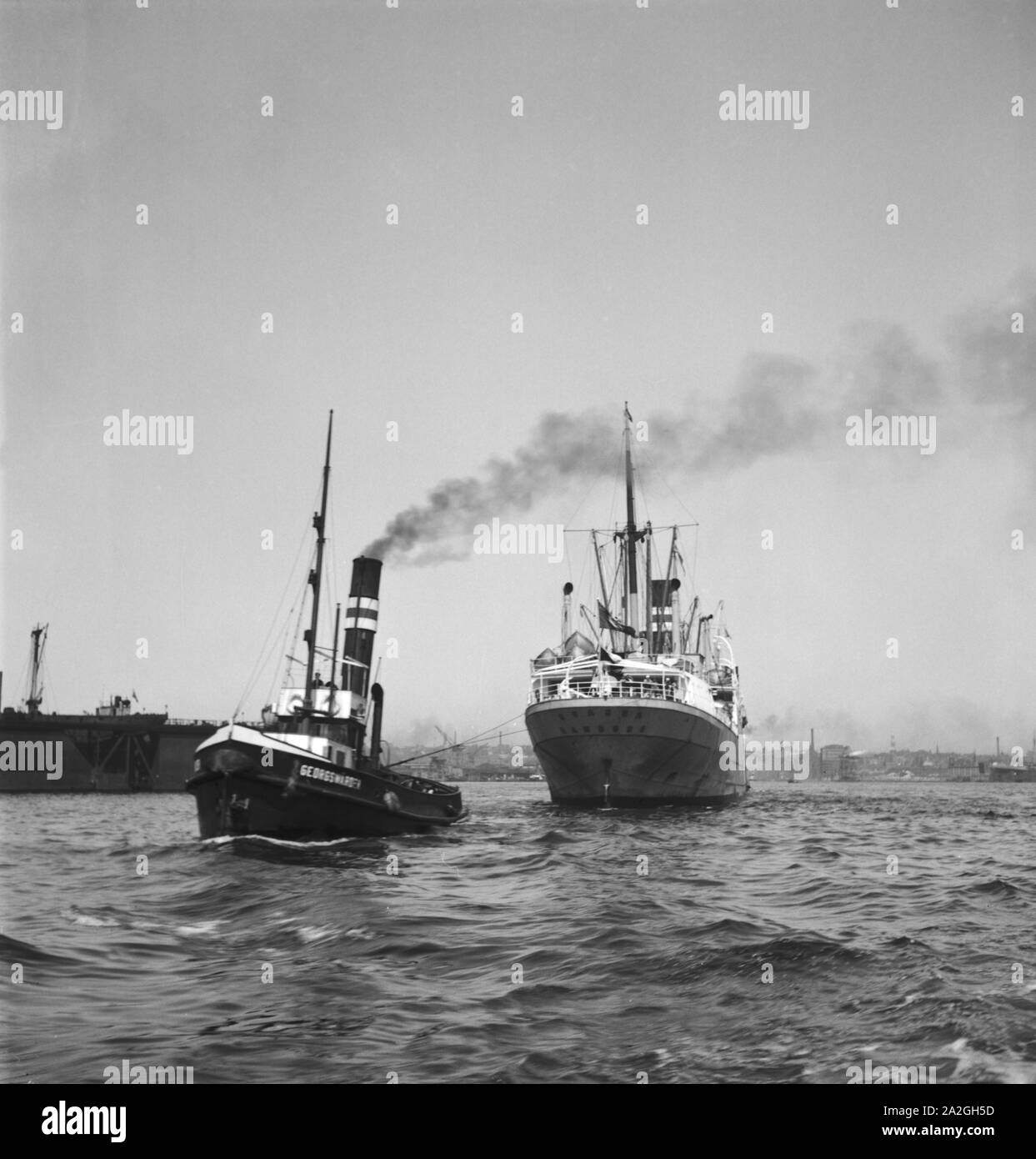 Im Hafen von Hamburg, Deutschland 1930er Jahre. At Hamburg harbor, Germany 1930s. Stock Photo