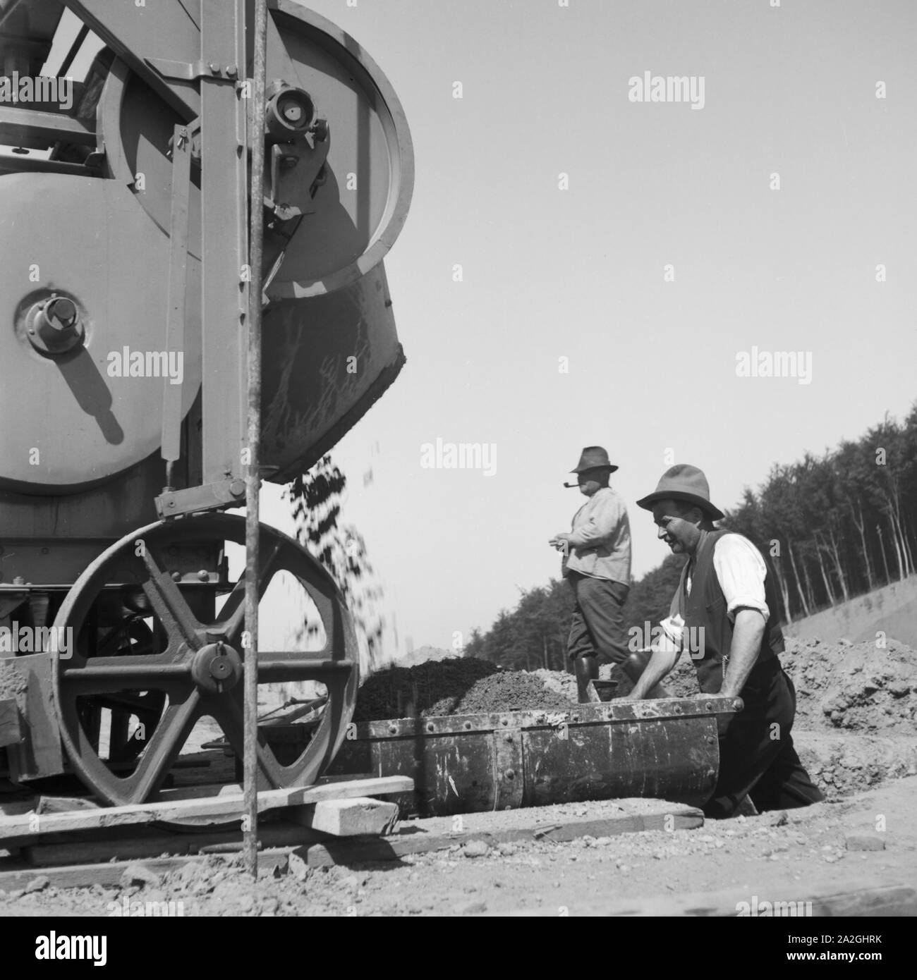 Bauarbeiter beim Bau der Reichautobahn bei Bückeburg, Deutschland 1930er Jahre. Construction workers building the Reichsautobahn highway near Bueckeburg, Germany 1930s. Stock Photo