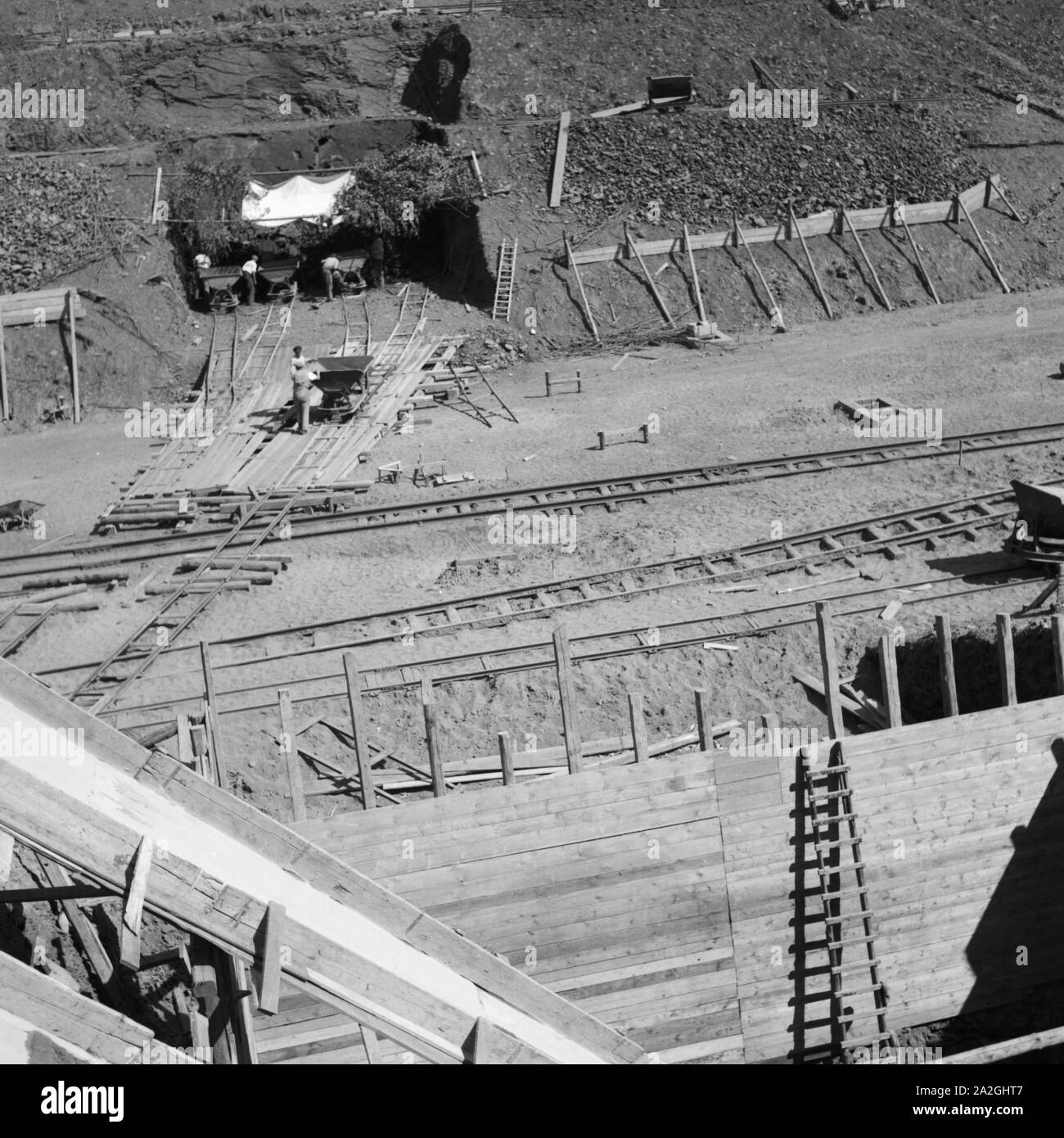 Bau der Reichautobahn bei Bückeburg, Deutschland 1930er Jahre. Construction of the Reichsautobahn highway near Bueckeburg, Germany 1930s. Stock Photo