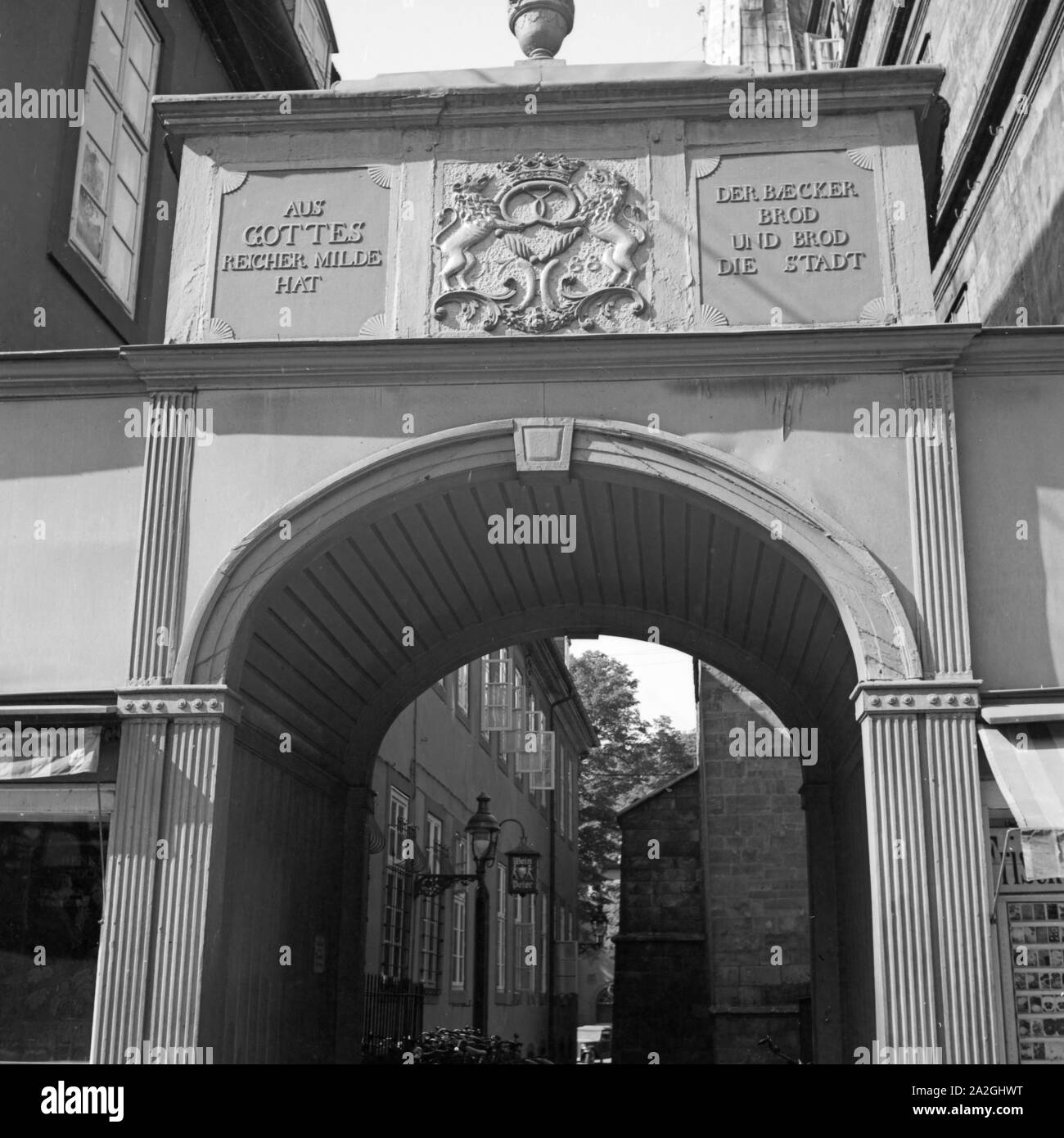 Torbogen mit Leistpruch und Wappen der Bäckerinnung in Hameln an der Weser, Deutschland 1930er Jahre. Arch with motto and crest of the baker's guild at Hameln on river Weser, Germany 1930s. Stock Photo