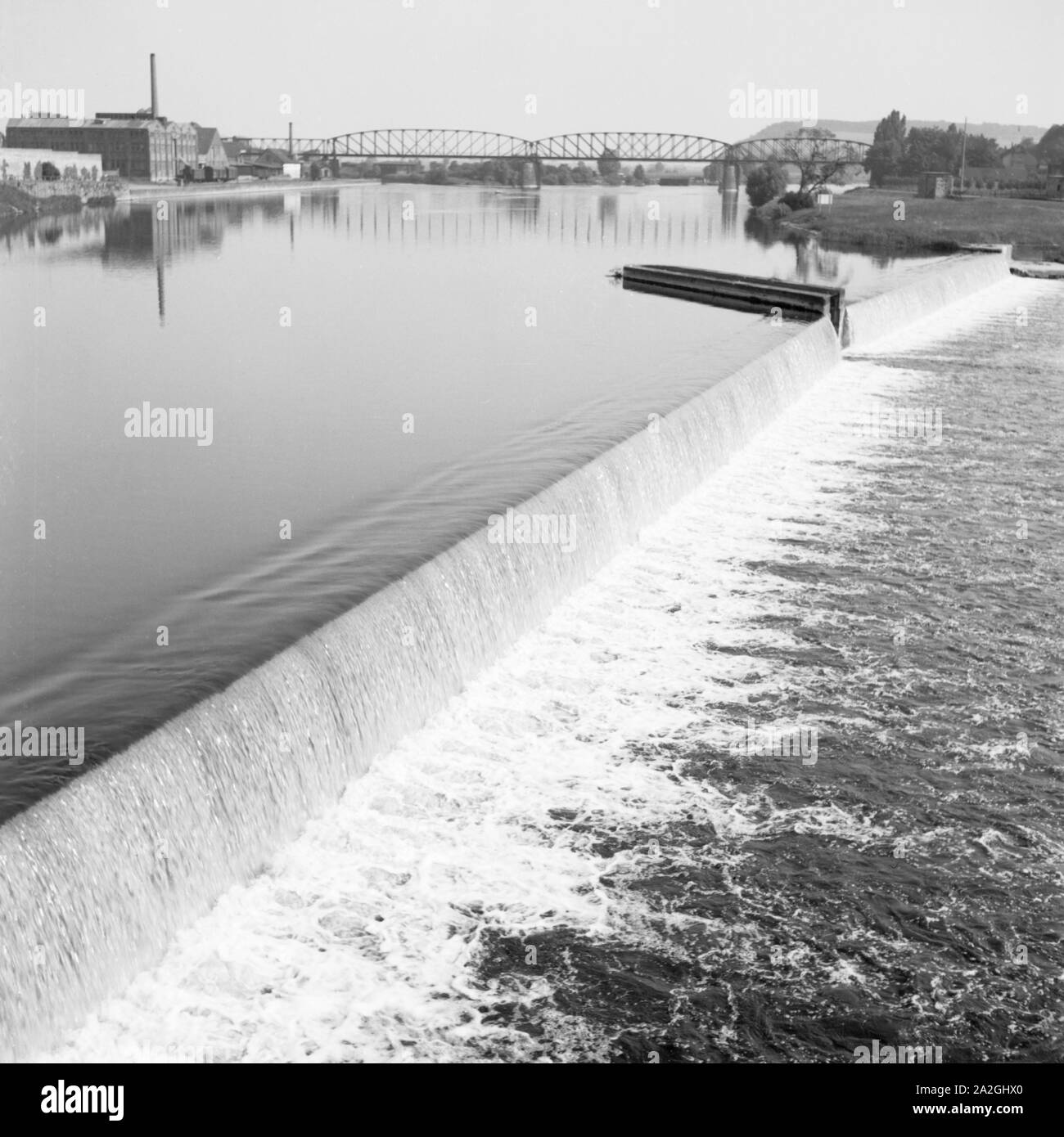 Brücke über die Weser mit Kaskade bei Hameln, Deutschland 1930er Jahre. Bridge over river Weser near Hameln, Germany 1930s. Stock Photo