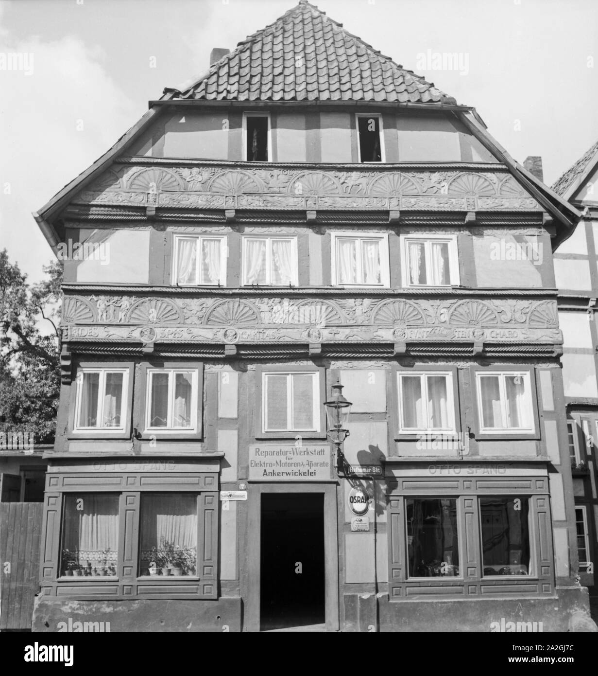 Das Haus mit dem Geschäft für Ankerwicklerei von Otto Spang in Höxter im Weserbergland, Deutschland 1930er Jahre. Otto Spang's outlet in an old timered house at Hoexter, Germany 1930s. Stock Photo