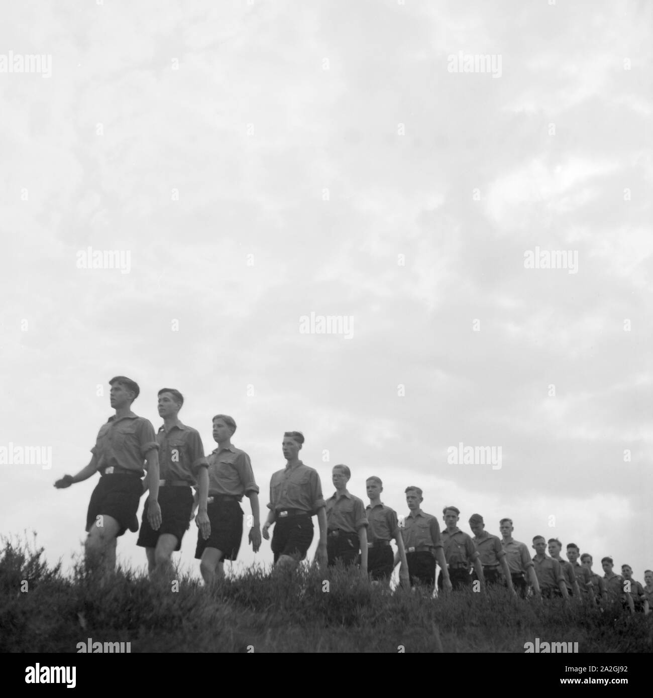 Hitlejugend marschiert in einer Reihe in Westfalen, Deutschland 1930er Jahre. Hitler youths marching a row in Westfalia, Germany 1930s. Stock Photo