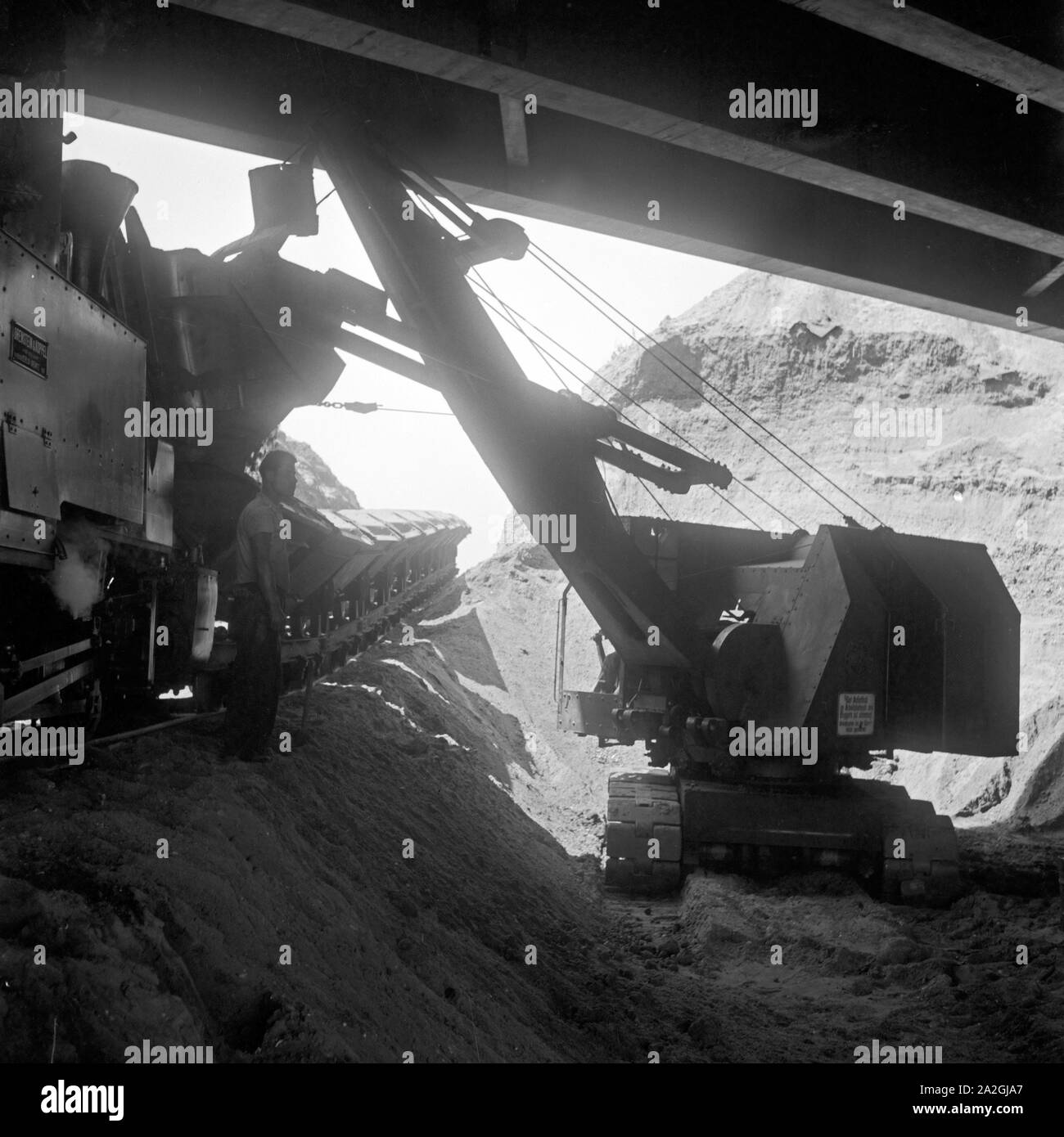 Ein Bagger bei Erdaushub zum Bau der Reichsautobahn, Deutschland 1930er ...