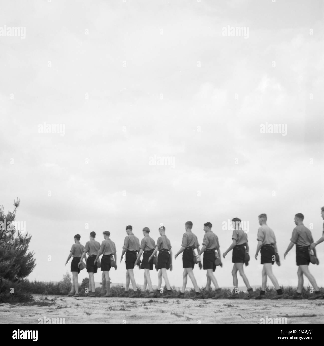 Hitlejugend marschiert in einer Reihe in Westfalen, Deutschland 1930er Jahre. Hitler youths marching a row in Westfalia, Germany 1930s. Stock Photo