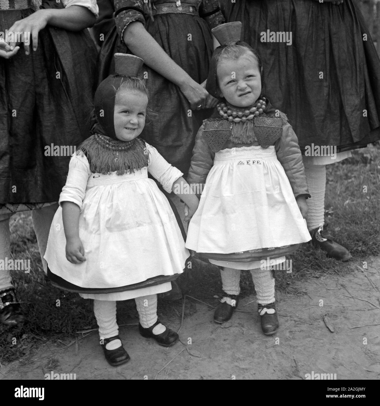 Zwei kleine Mädchen in der Tracht der westhessischen Schwalm ...