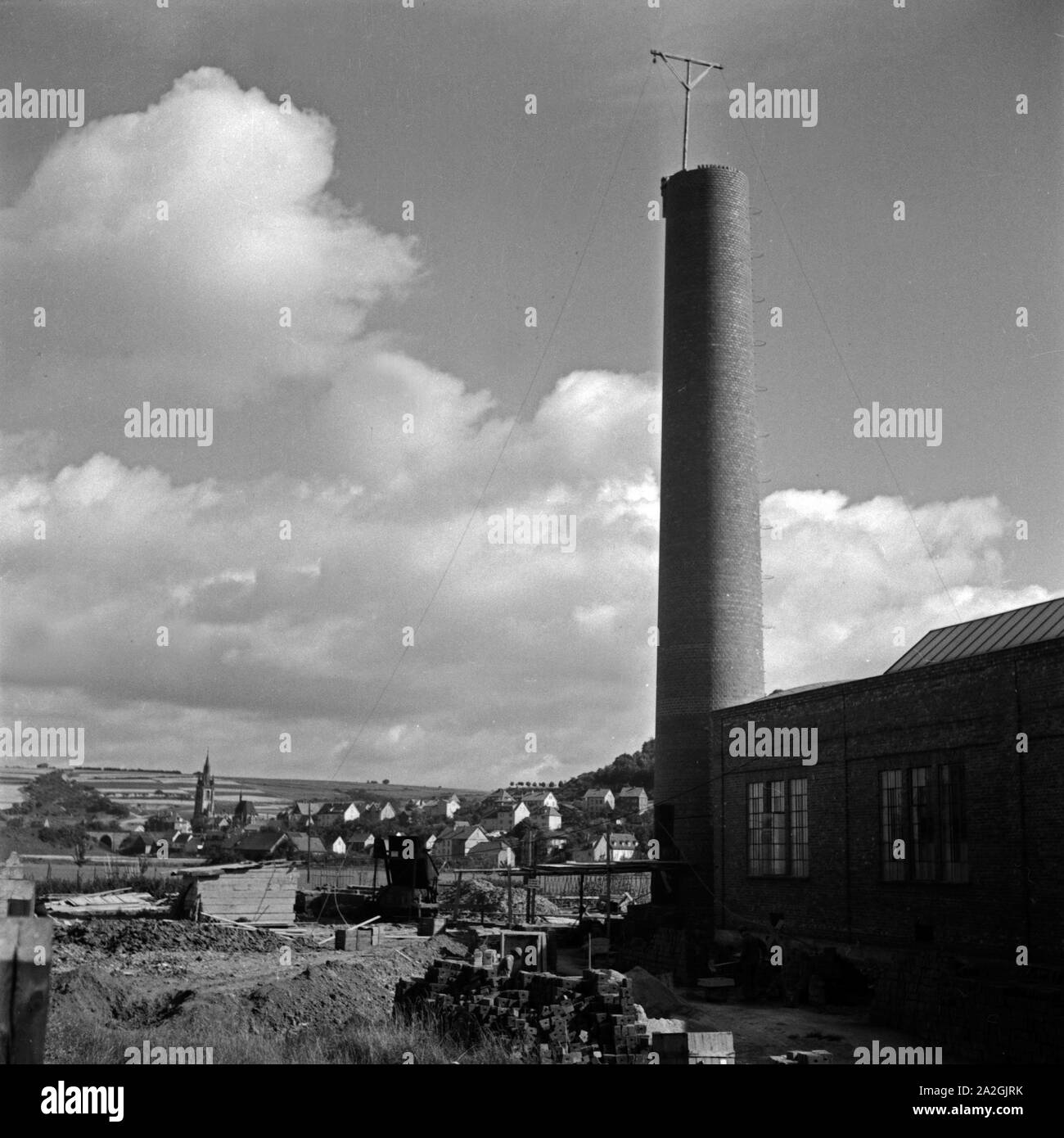 Errichtung eines Schornsteins im Stadtteil Horas bei Fulda, Deutschland 1930er Jahre. Building up a chimney at Fulda suburb Horas, Germany 1930s. Stock Photo