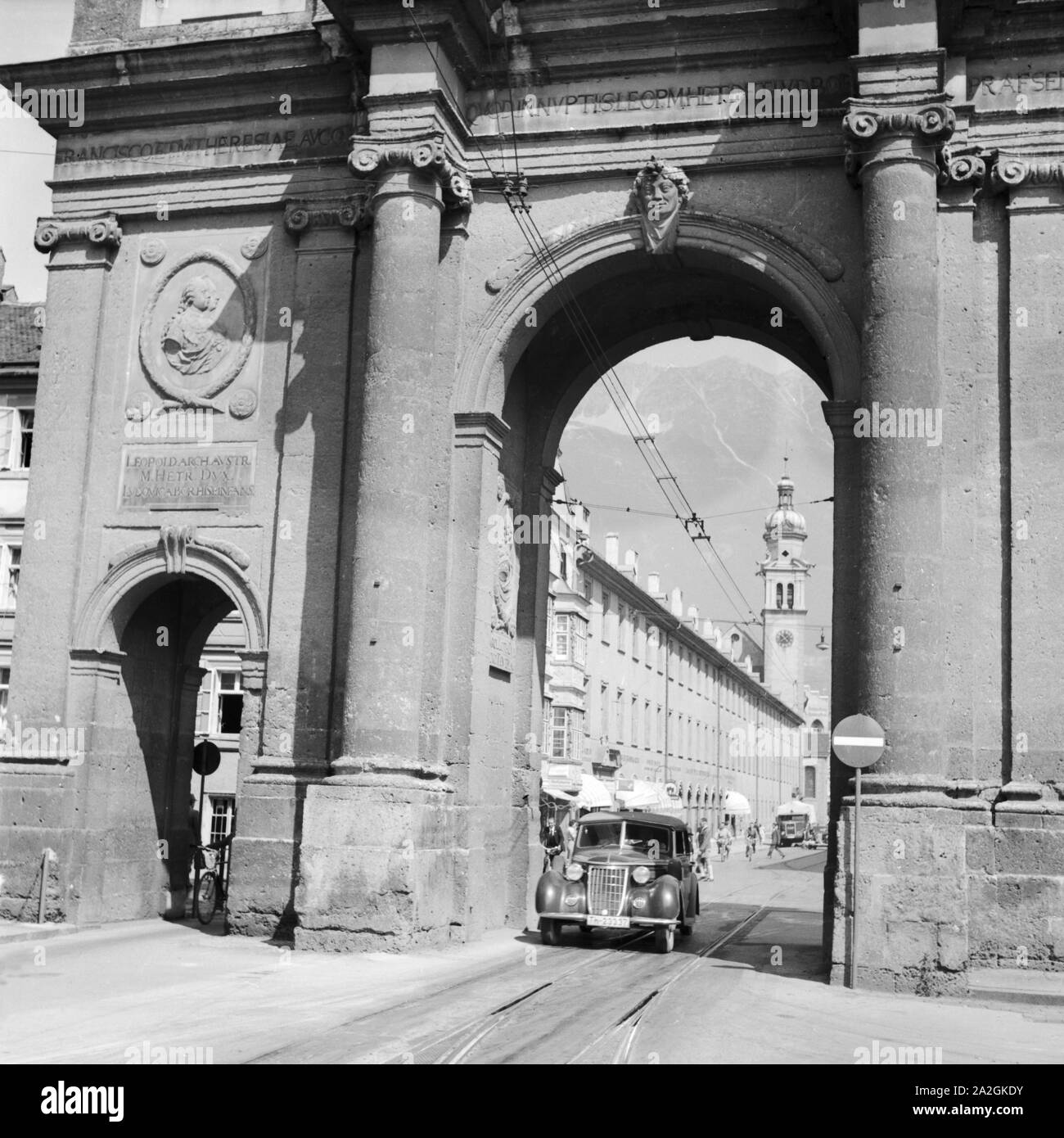 Deutschland 1930er jahre triumph gate at innsbruck in austria hi-res ...