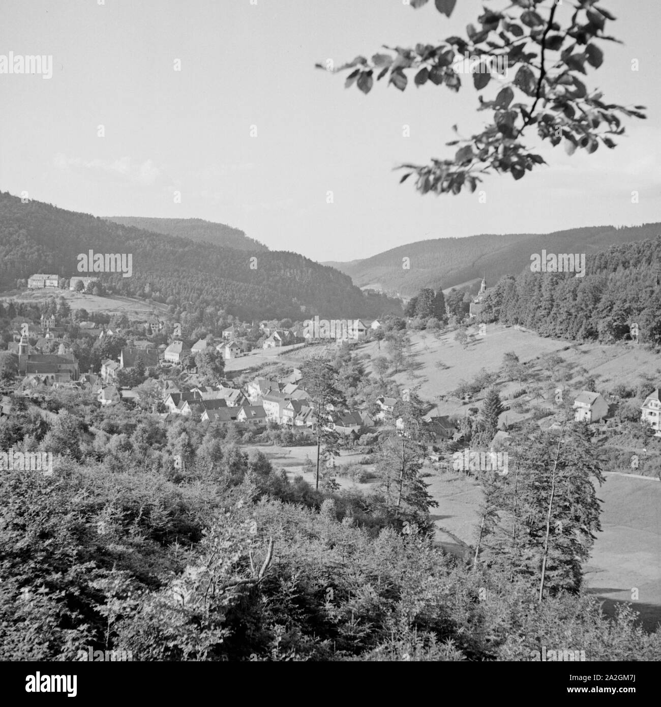 Blick auf einen kleinen Kurort im Schwarzwald, Deutschland 1930er Jahre. View to a little spa resort at the Black Forest area, Germany 1930s. Stock Photo