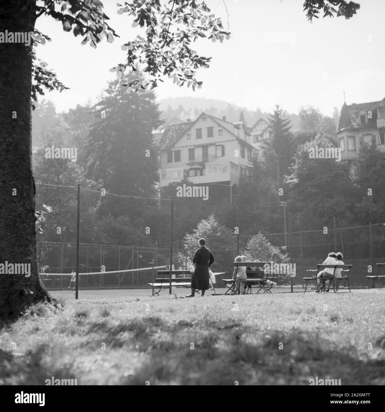 Zuschauer an einem Tennisplatz, Deutschland 1930er Jahre. Spectators at a tennis court, Germany 1930s. Stock Photo