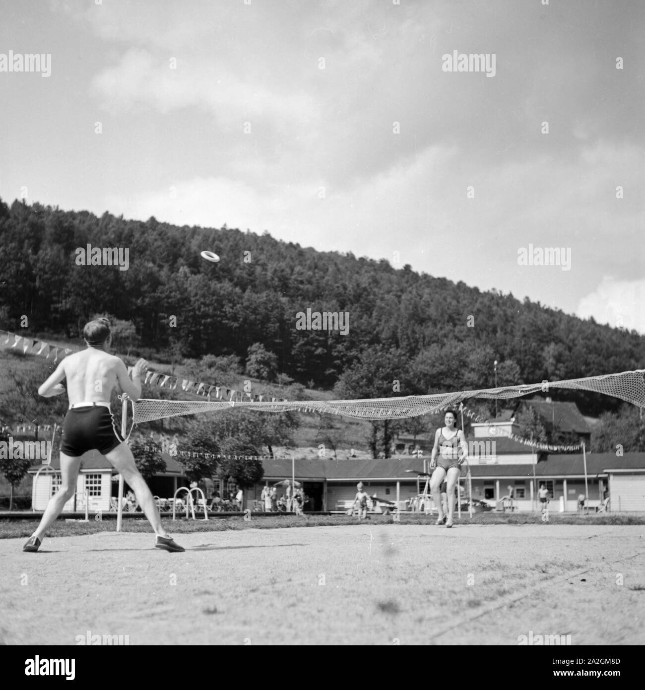 Auf dem Sportplatz, Deutschland 1930er Jahre. At the sporting ground, Germany 1930s. Stock Photo