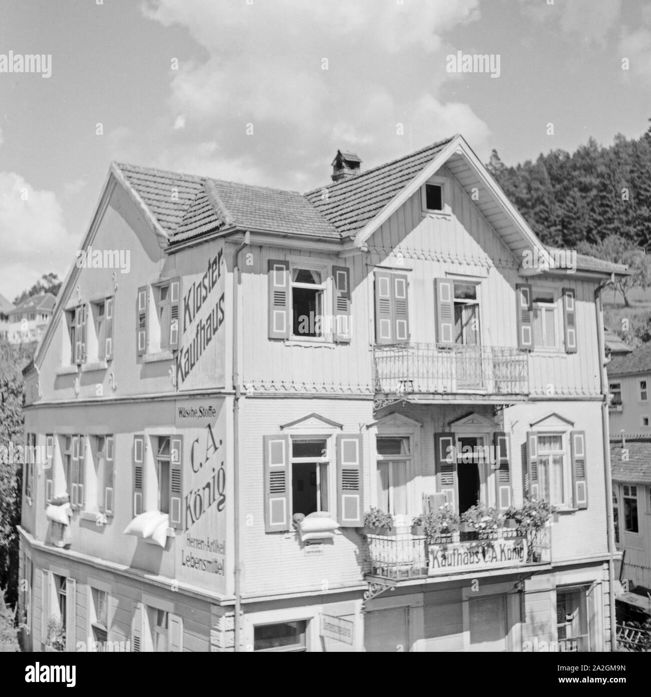 Kloster Kaufhaus in einem Kurort im Schwarzwald, Deutschland 1930er Jahre. Little department store at a spa resort in the Black Forest area, Germany 1930s. Stock Photo