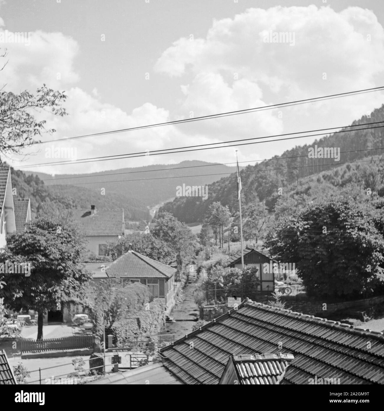 Blick auf einen kleinen Kurort im Schwarzwald, Deutschland 1930er Jahre. View to a little spa resort at the Black Forest area, Germany 1930s. Stock Photo