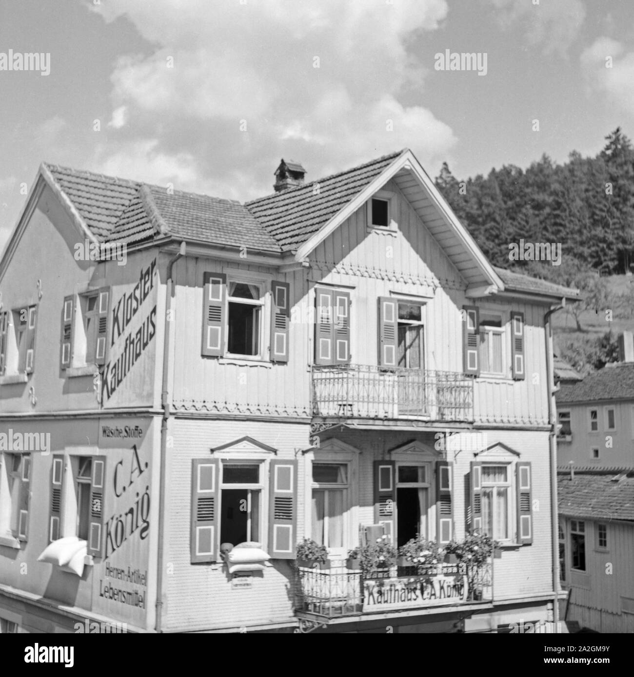 Kloster Kaufhaus in einem Kurort im Schwarzwald, Deutschland 1930er Jahre. Little department store at a spa resort in the Black Forest area, Germany 1930s. Stock Photo