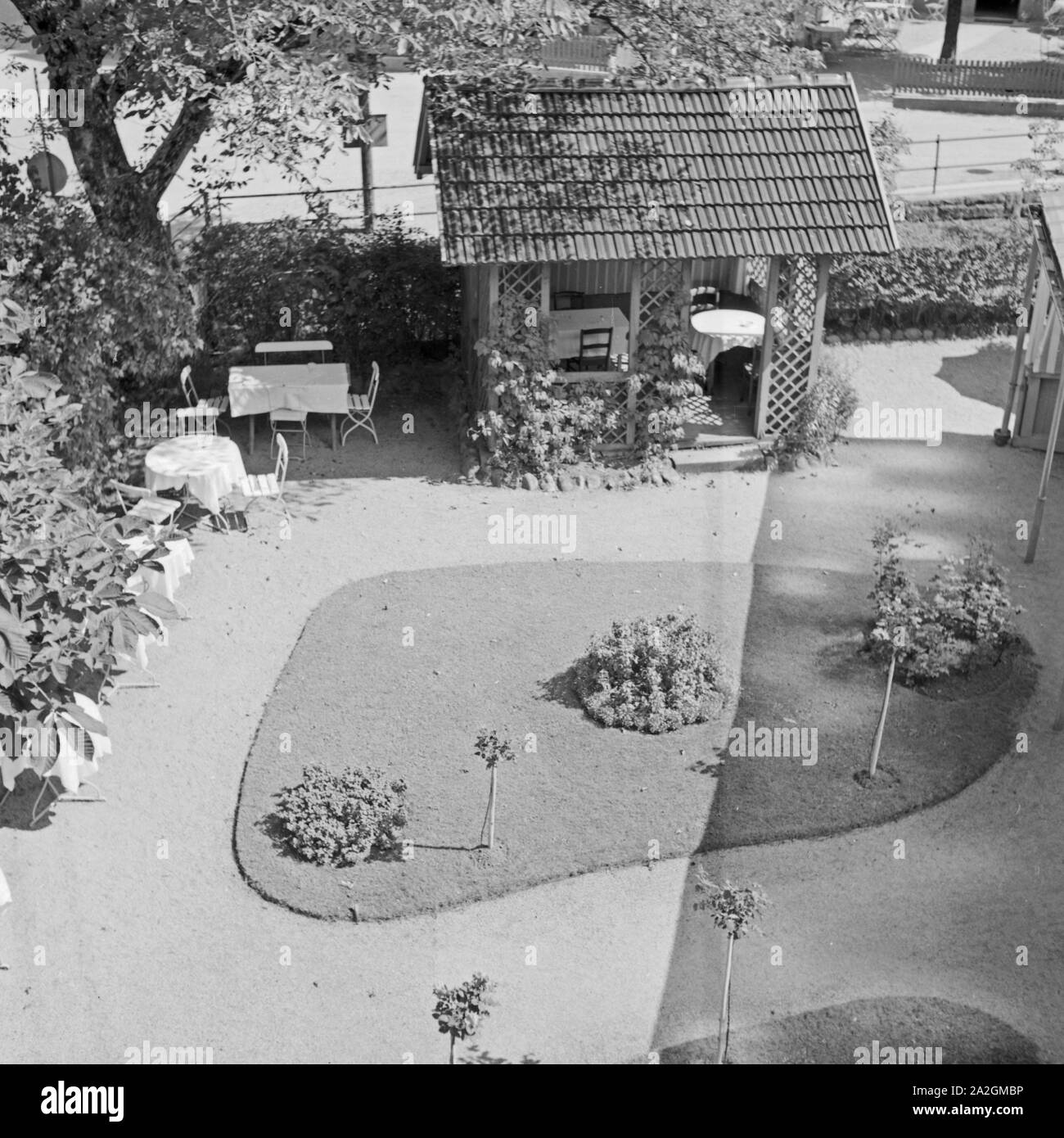 Blick auf ein kleines Gartenrestaurant, Deutschland 1930er Jahre. View to a small garden restaurant, Germany 1930s. Stock Photo