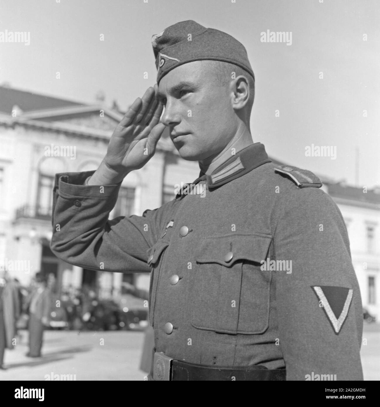 Ein Gefreiter salutiert im Park von Schloss Sanssouci in Potsdam, Deutschland 1930er Jahre. A lance corporal saluting in the park of Sanssouci castle at Potsdam, Germany 1930s. Stock Photo