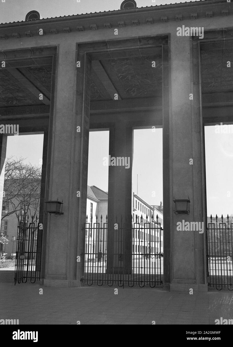 Eingangsportal mit Säulen, Deutschland 1930er Jahre. Entrance gate with columns, Germany 1930s. Stock Photo
