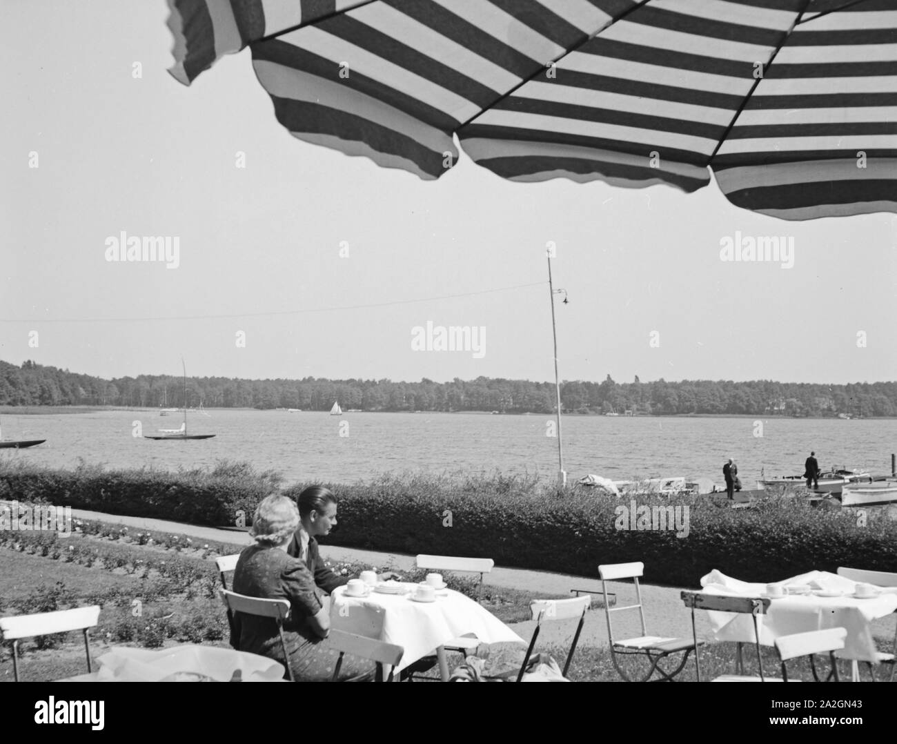 Sommerlicher Besuch in einem Restaurant, Deutschland 1930er Jahre. Going to the restaurant in summer time, Germany 1930s. Stock Photo