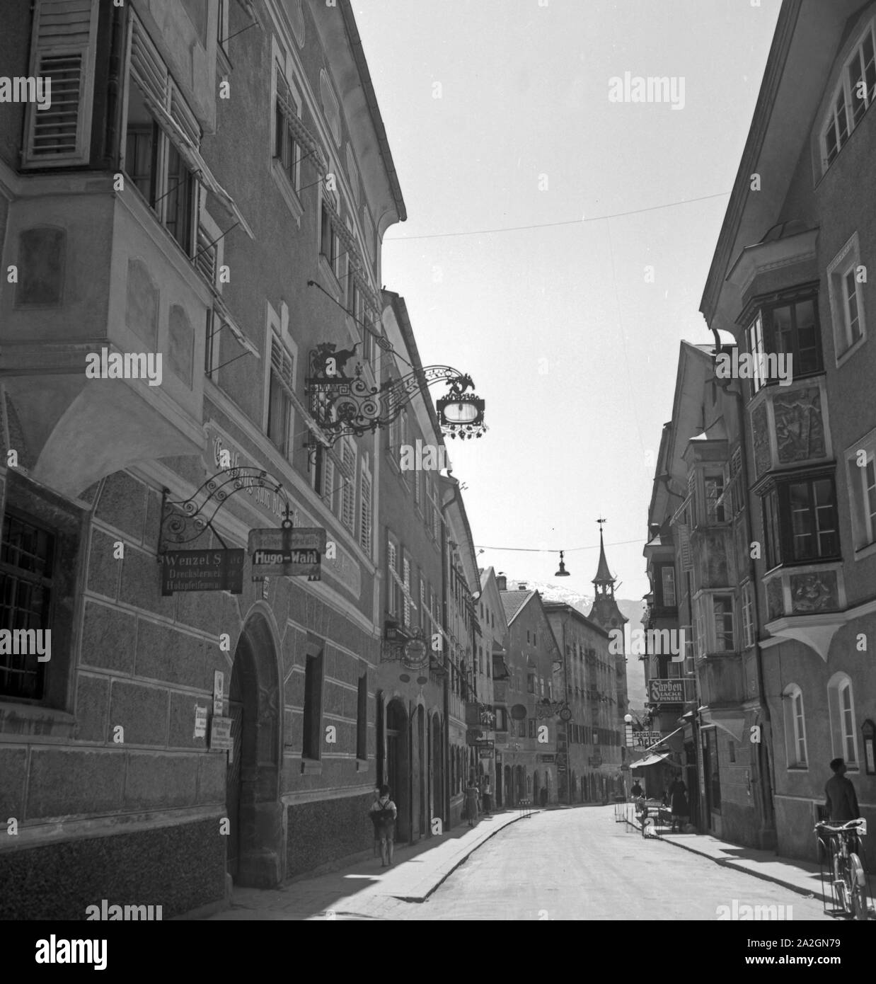 Typisches Straßenbild in einer österreichischen Kleinstadt, Deutschland 1930er Jahre. Typcial street scene of a small Austrian town, Germany 1930s. Stock Photo