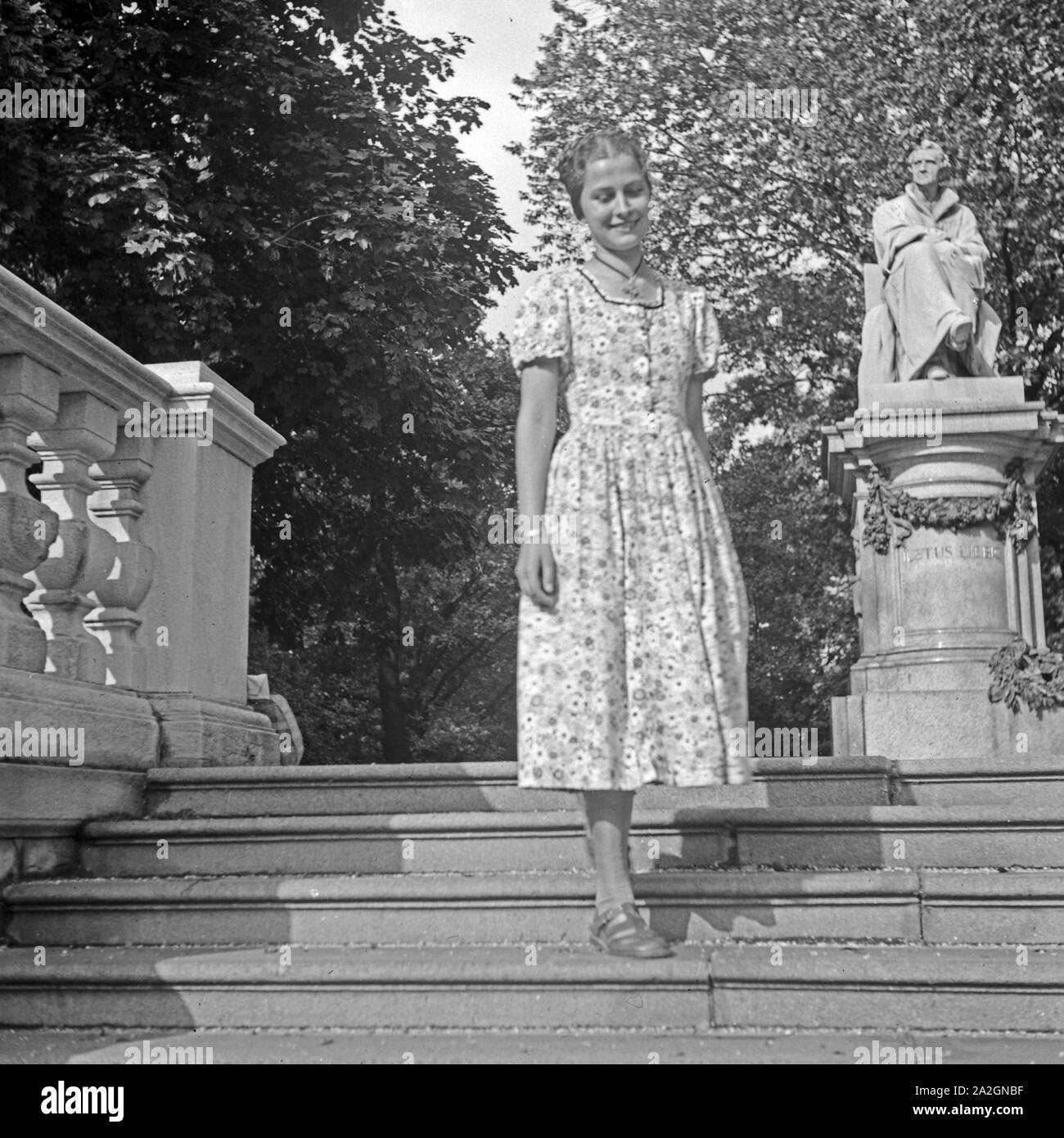 Eine junge Frau posiert vor dem Justus von Liebig Denkmal in München, Deutschland 1930er Jahre. A young woman posing in front of Justus von Liebig monument at Munich, Germany 1930s. Stock Photo