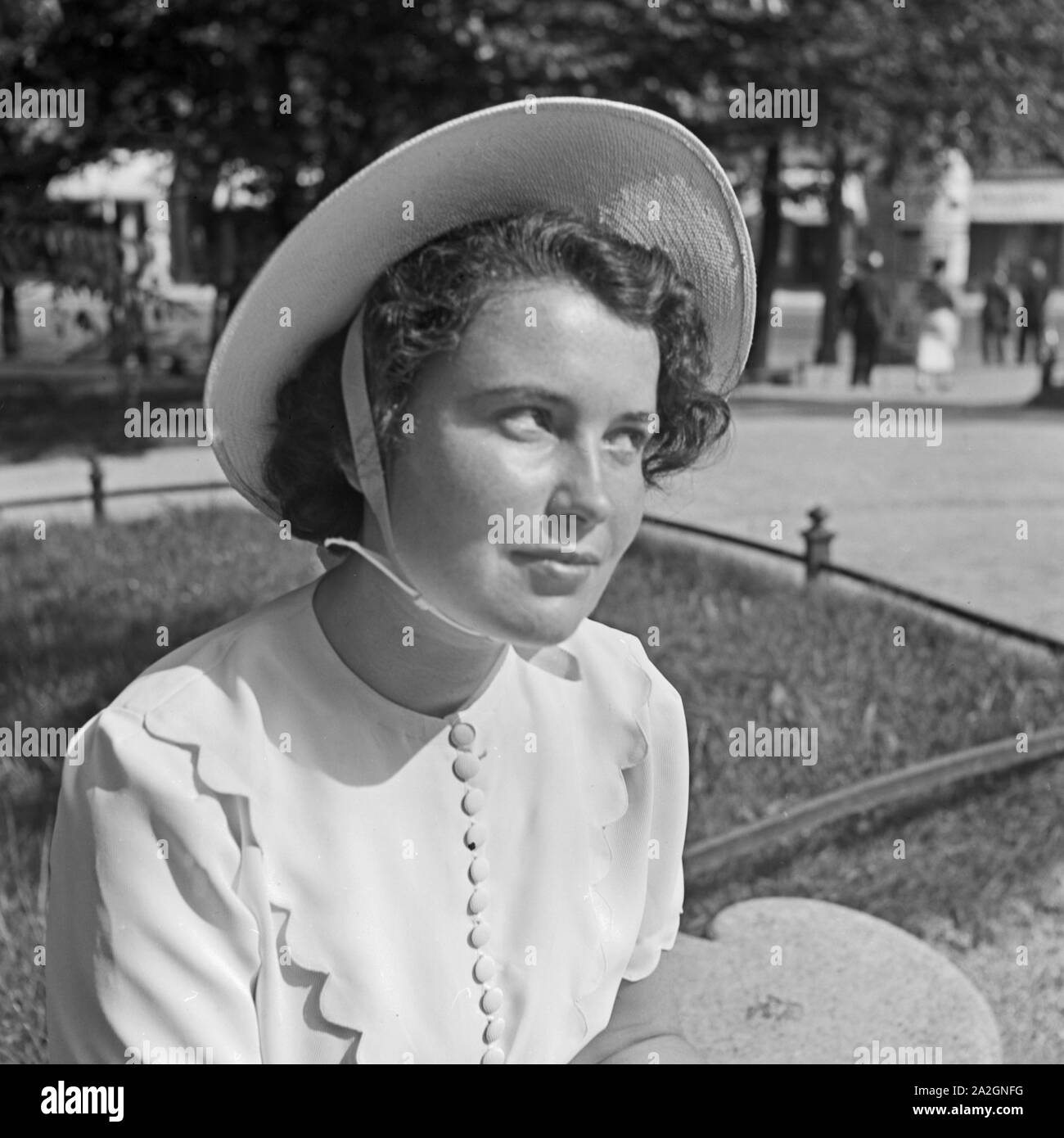 People women woman portrait 1930s hi-res stock photography and images ...