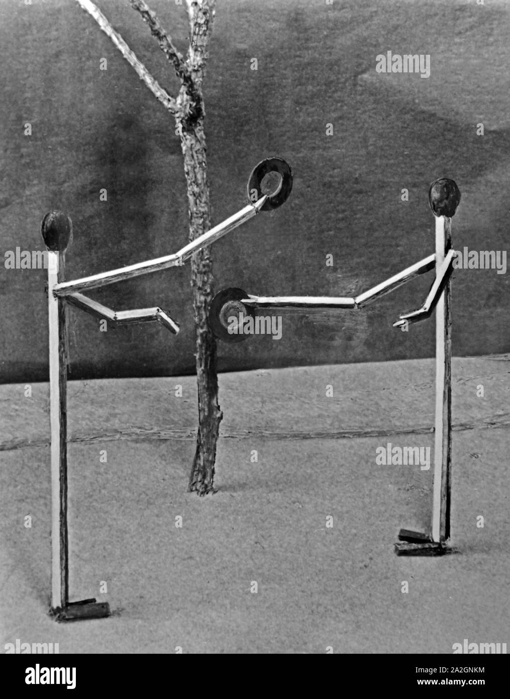Papiermännchen-Szenerie: Streichholzmännchen lüften den Hut zur Begrüßung, Deutschland 1930er Jahre. Finger puppet scenarios: matches people lifting their hats, Germany 1930s. Stock Photo