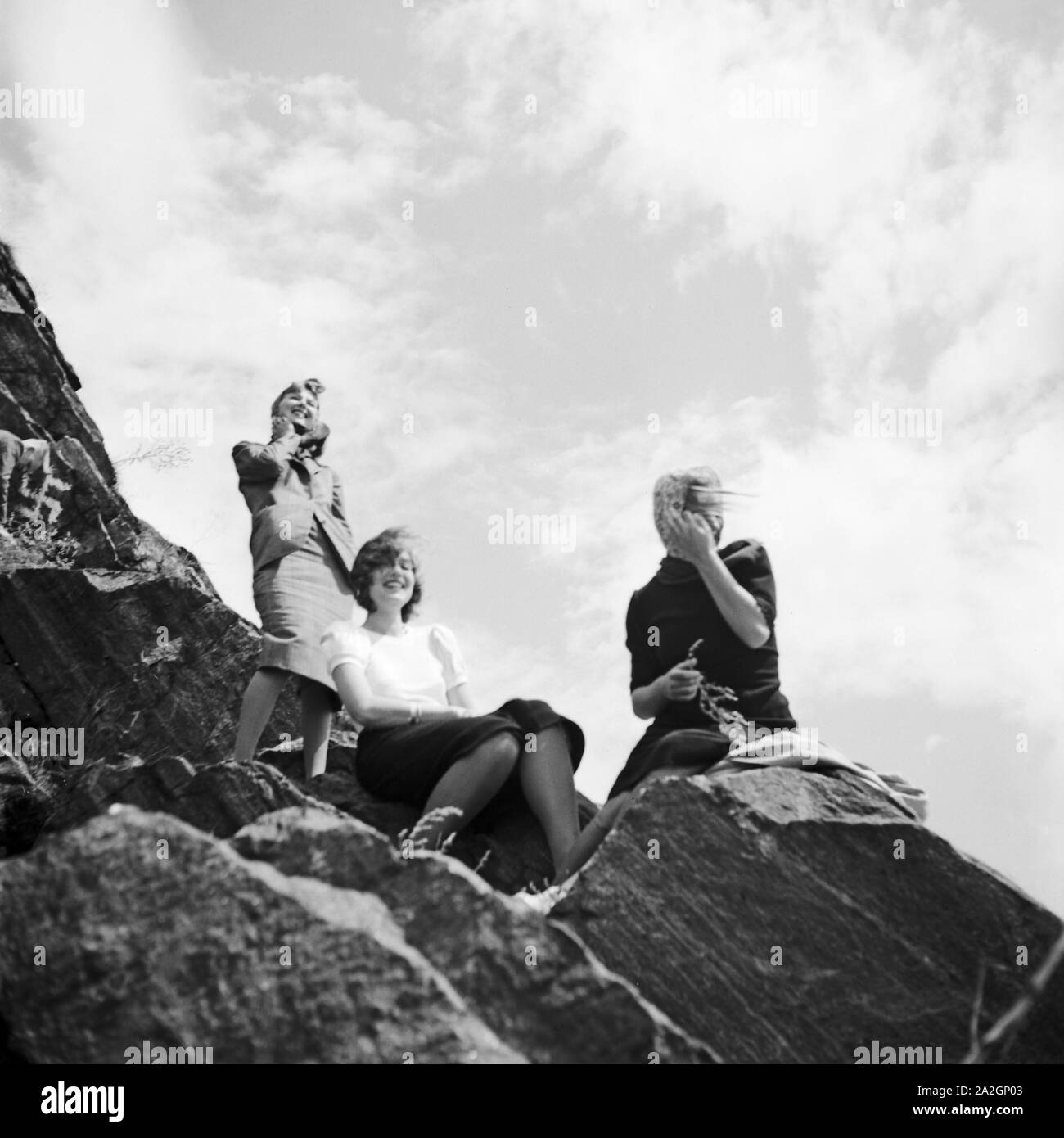 Drei junge Frauen haben einen Gipfel n der Wachau in Österreich erklommen, Deutschland 1930er Jahe. Three young woman reached the peak of a mountain in the Wachau area in Austria, Germany 1930s. Stock Photo