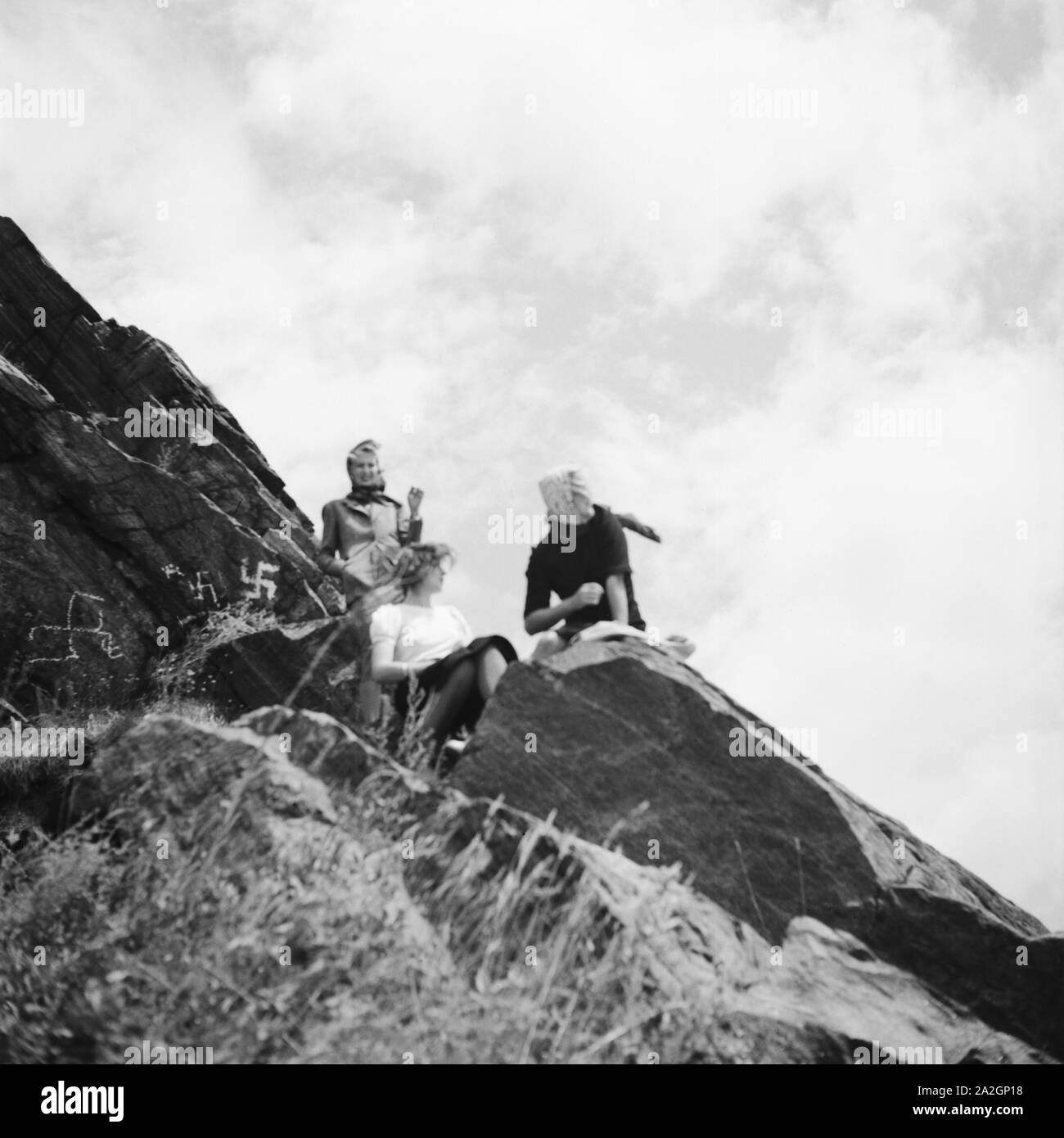 Drei junge Frauen haben einen Gipfel n der Wachau in Österreich erklommen, Deutschland 1930er Jahe. Three young woman reached the peak of a mountain in the Wachau area in Austria, Germany 1930s. Stock Photo