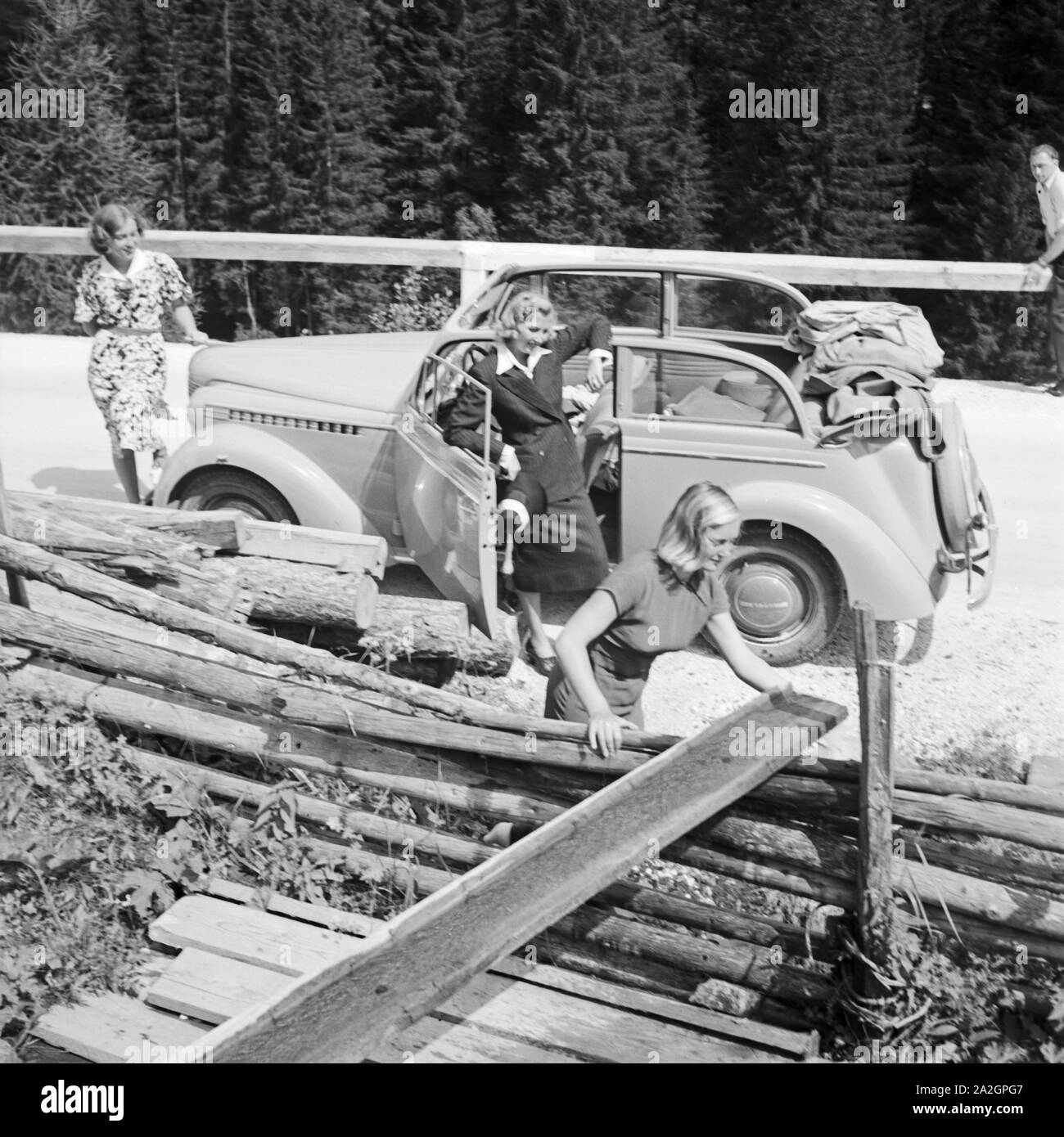 Mit Dem Opel Olympia Unterwegs In Der Wachau In Osterreich Deutschland 1930er Jahre On The Road With An Opel Model Olympia At The Wachau Area In Austria Germany 1930s Stock Photo
