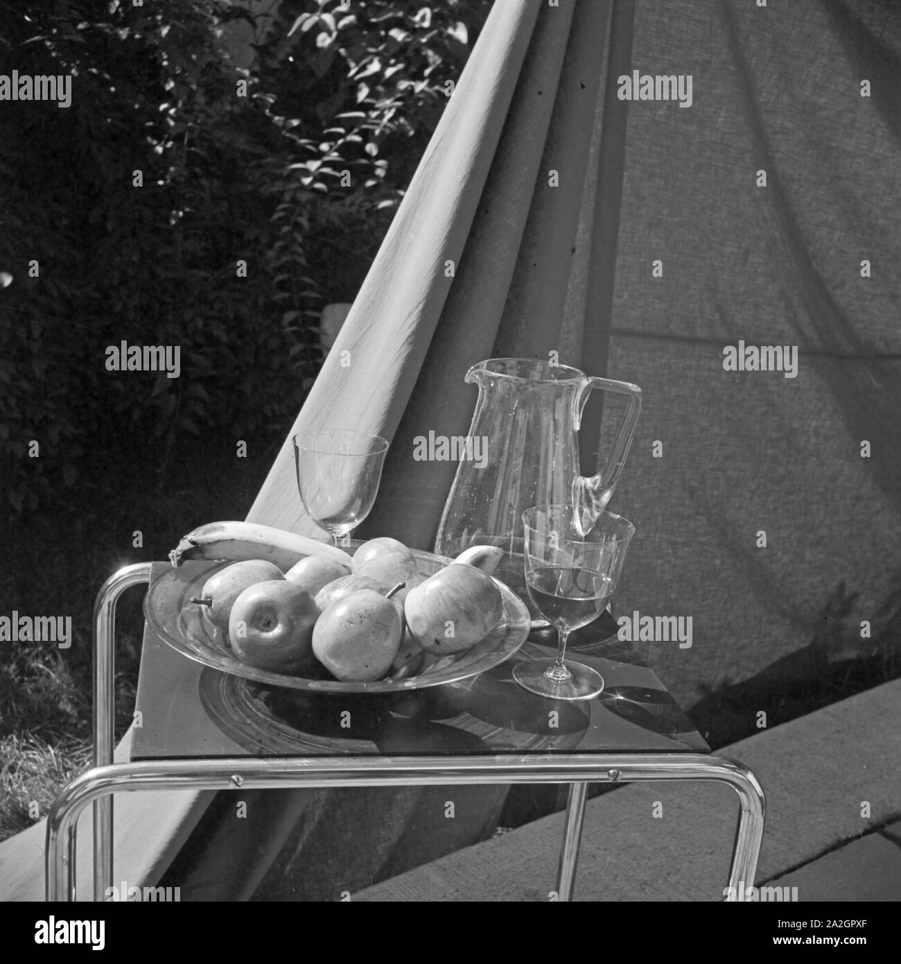 Ein Stilleben aus Obst und Wein, mit Karaffe und Gläsern, Deutschland 1930er Jahre. Still life with fruits and wine, decanter and glasses, Germany 1930s. Stock Photo