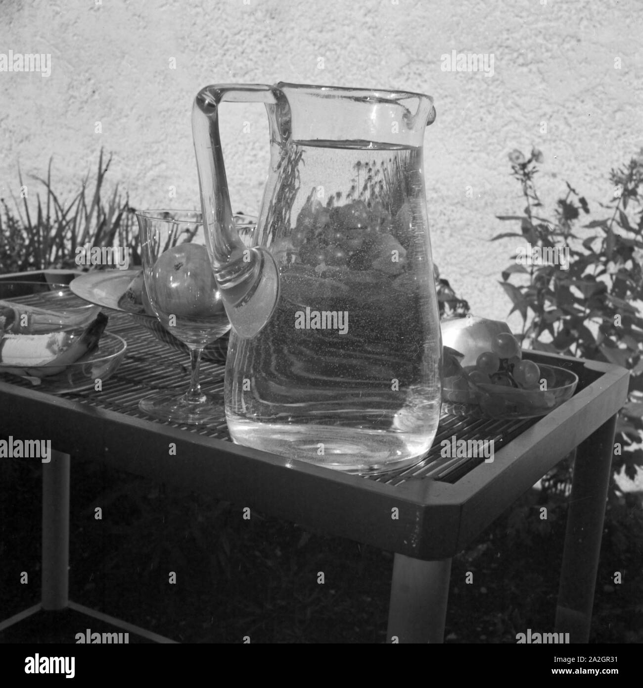Ein Stilleben aus Obst und Wein, mit Karaffe und Gläsern, Deutschland 1930er Jahre. Still life with fruits and wine, decanter and glasses, Germany 1930s. Stock Photo