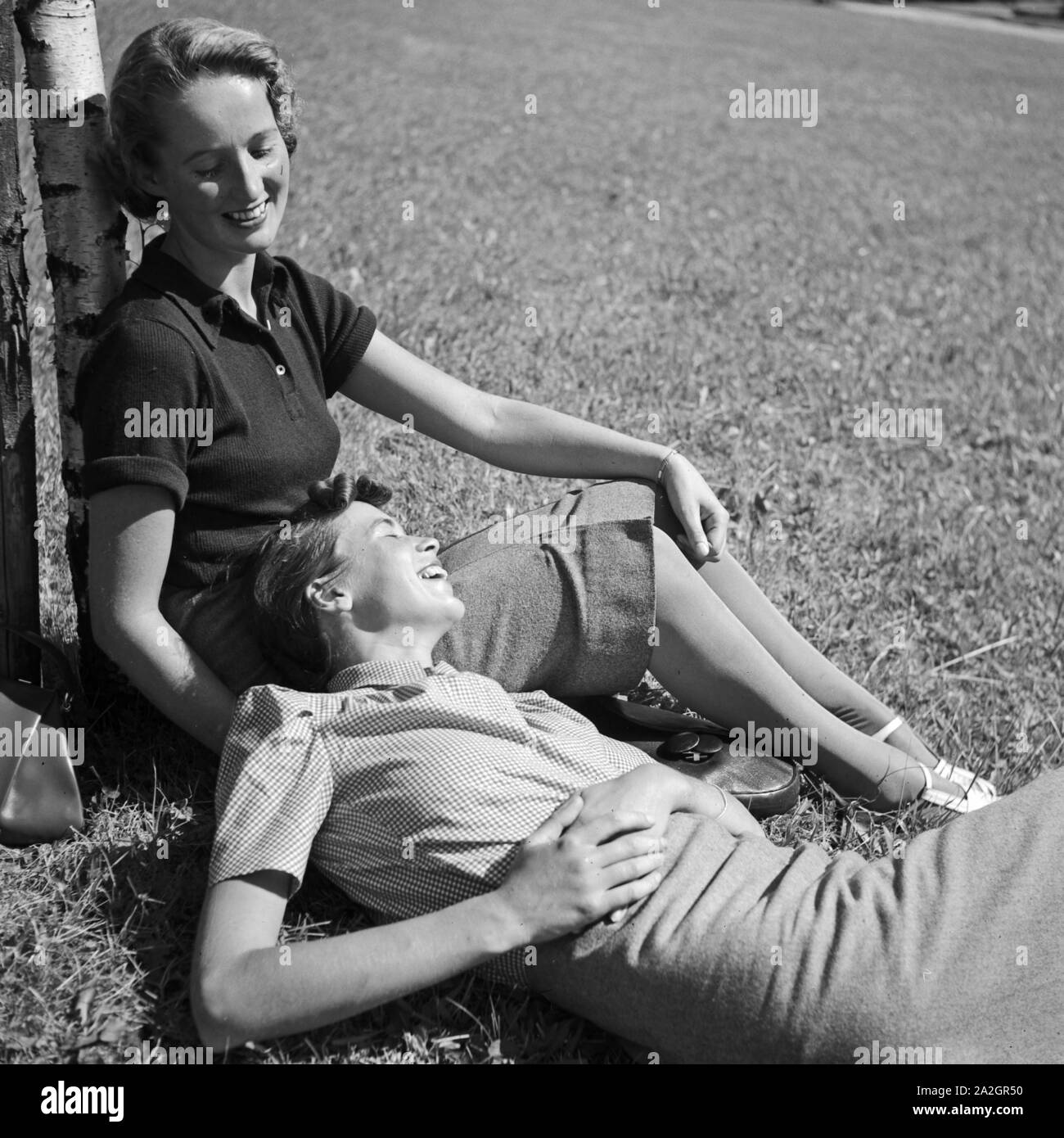 Zwei Junge Frauen In Einem Park Deutschland 1930er Jahre Two Young Women At A Public Garden